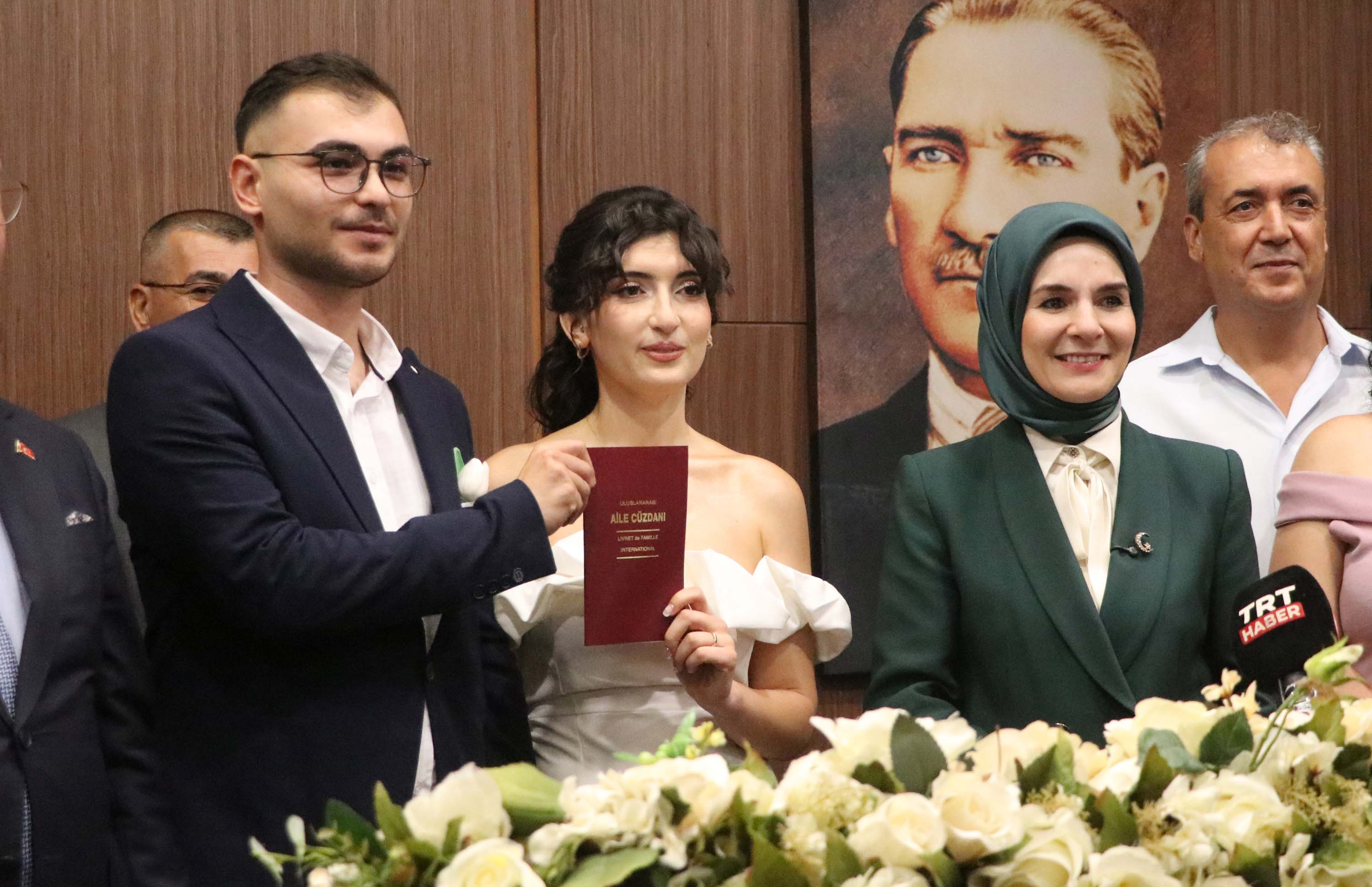 Bakan Mahinur Özdemir Göktaş çifte evlilik cüzdanı takdim ederken
