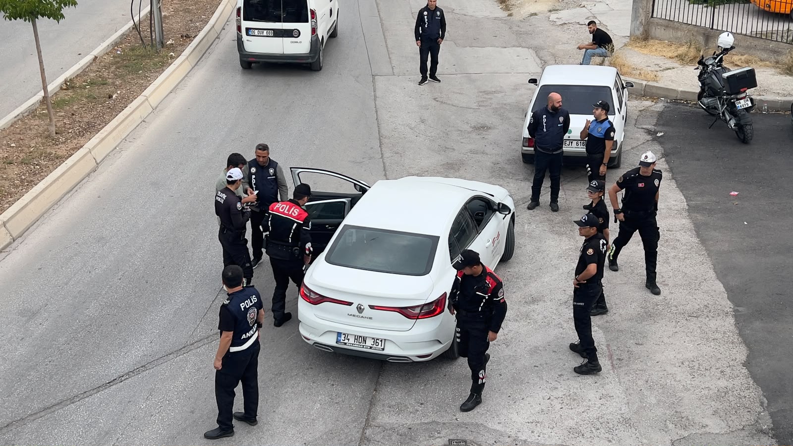 Ankara Emniyet Müdürlüğü ekipleri okul çevresinde