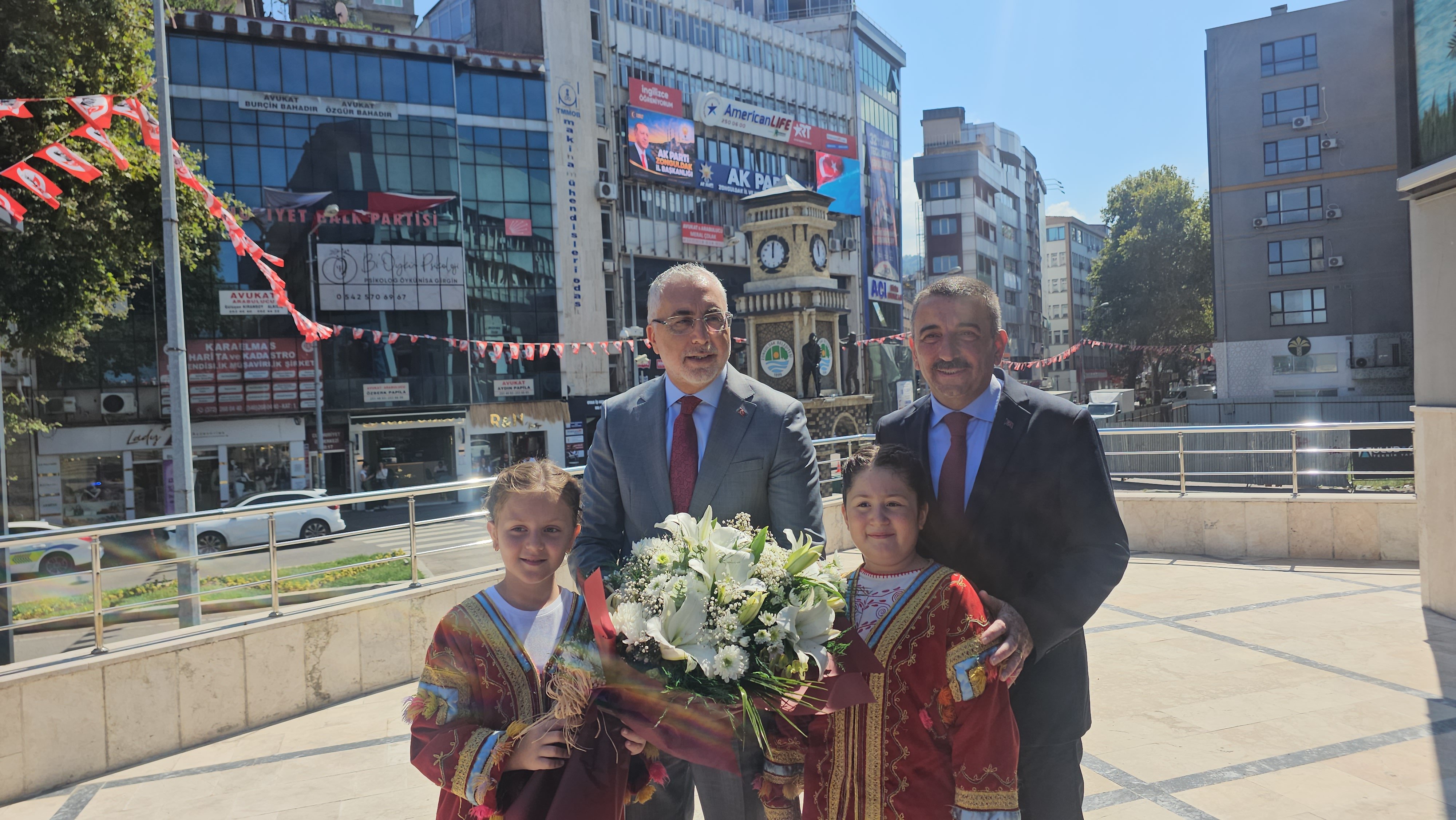 Bakan Işıkhan açılış kurdelesi kesiyor
