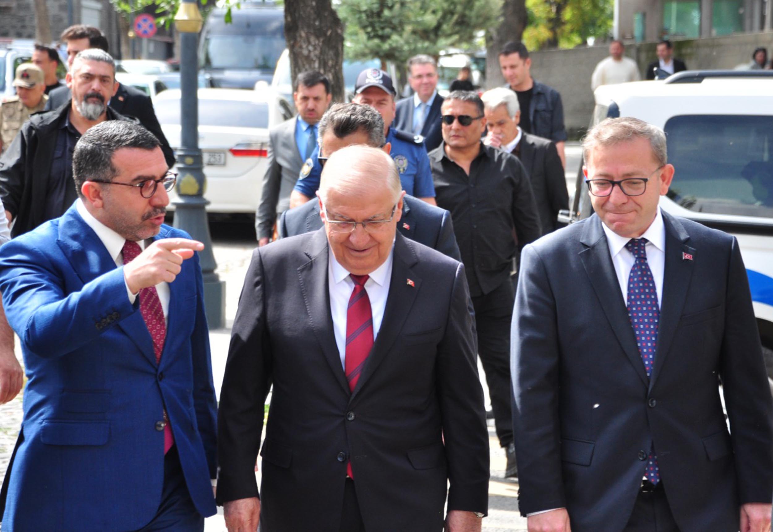 Bakan Yaşar Güler, AK Parti İl Başkanlığı