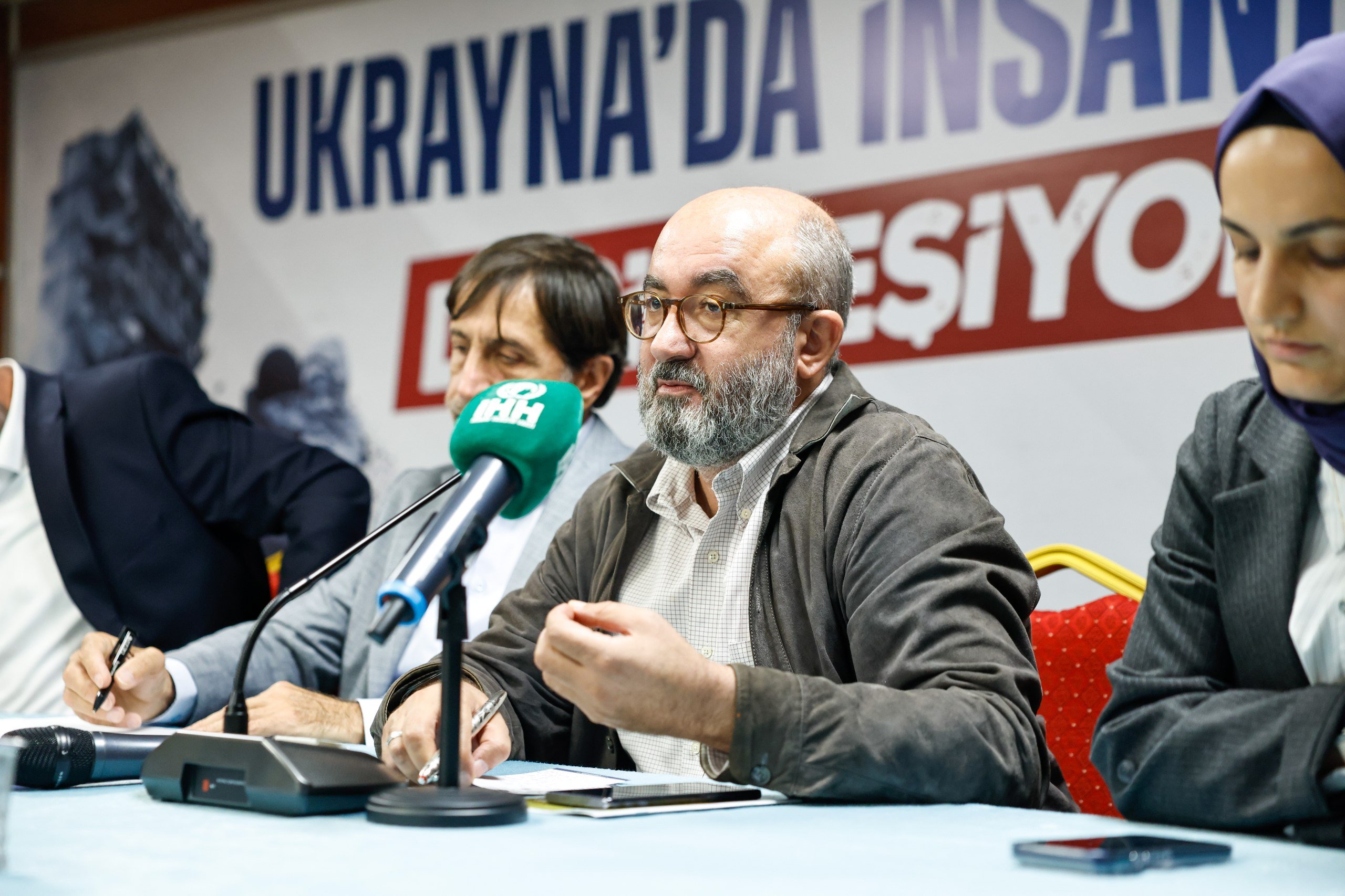 İHH Mütevelli Heyeti Üyesi Osman Atalay konuşma yaparken