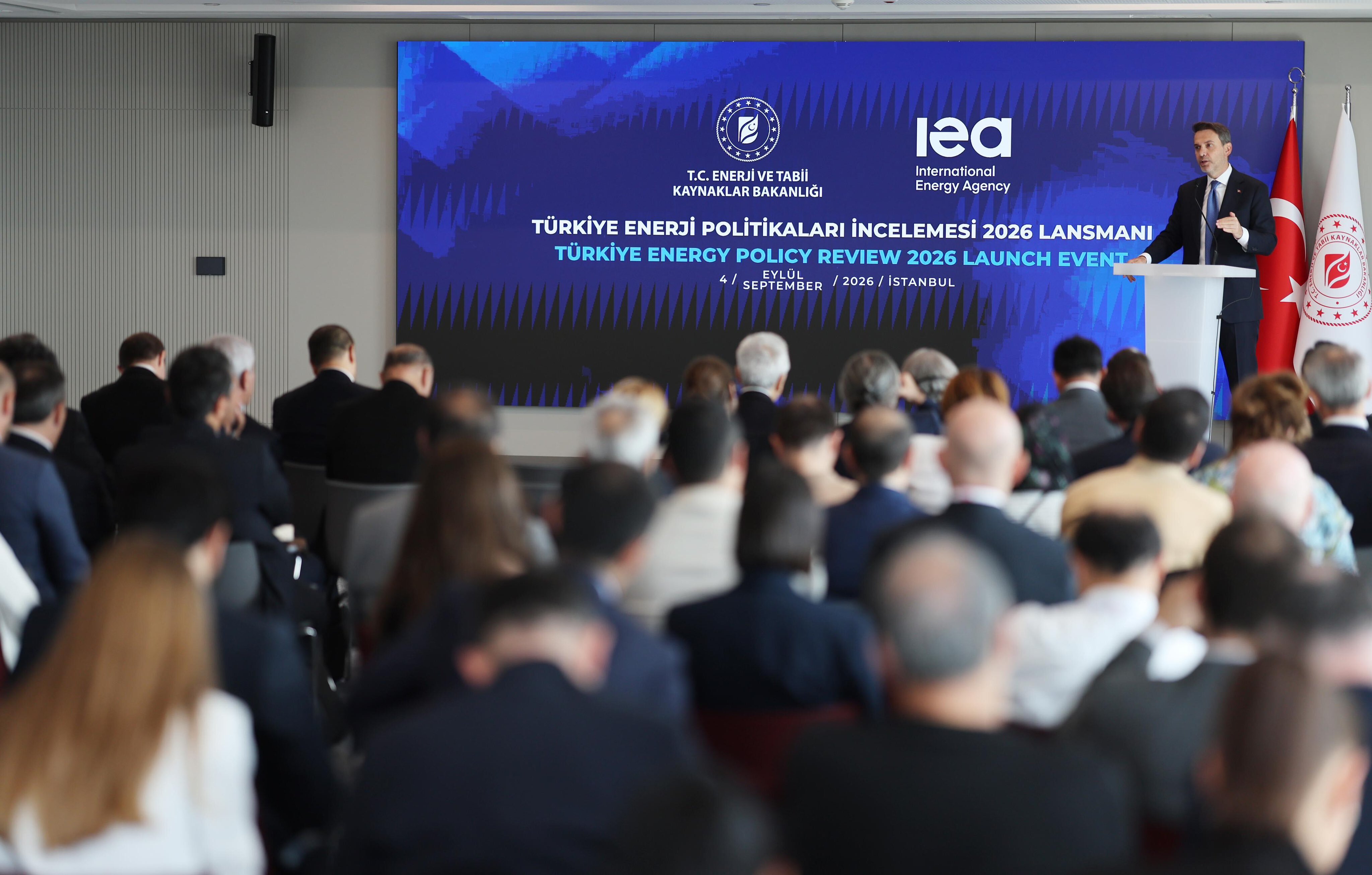 Enerji ve Tabii Kaynaklar Bakanı Alparslan Bayraktar, UEA rapor tanıtım toplantısında konuşuyor