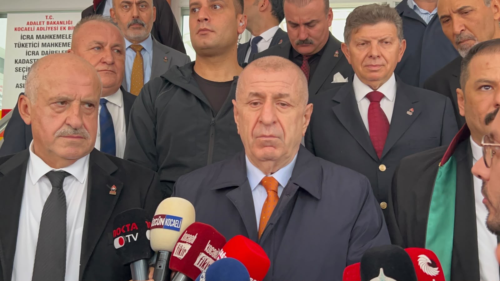 Ümit Özdağ Kocaeli Adliyesi önünde açıklama yaparken