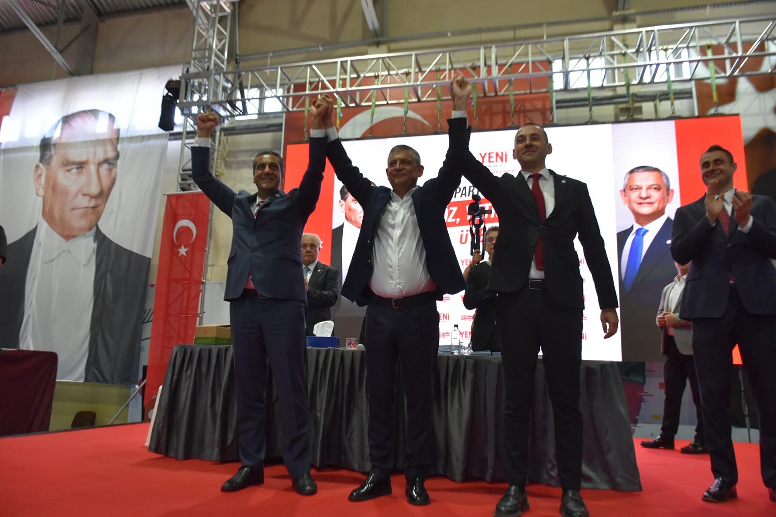 Özgür Özel konuşma yaparken