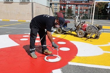 Okul bahçesinde mendil kapmaca oyun alanı