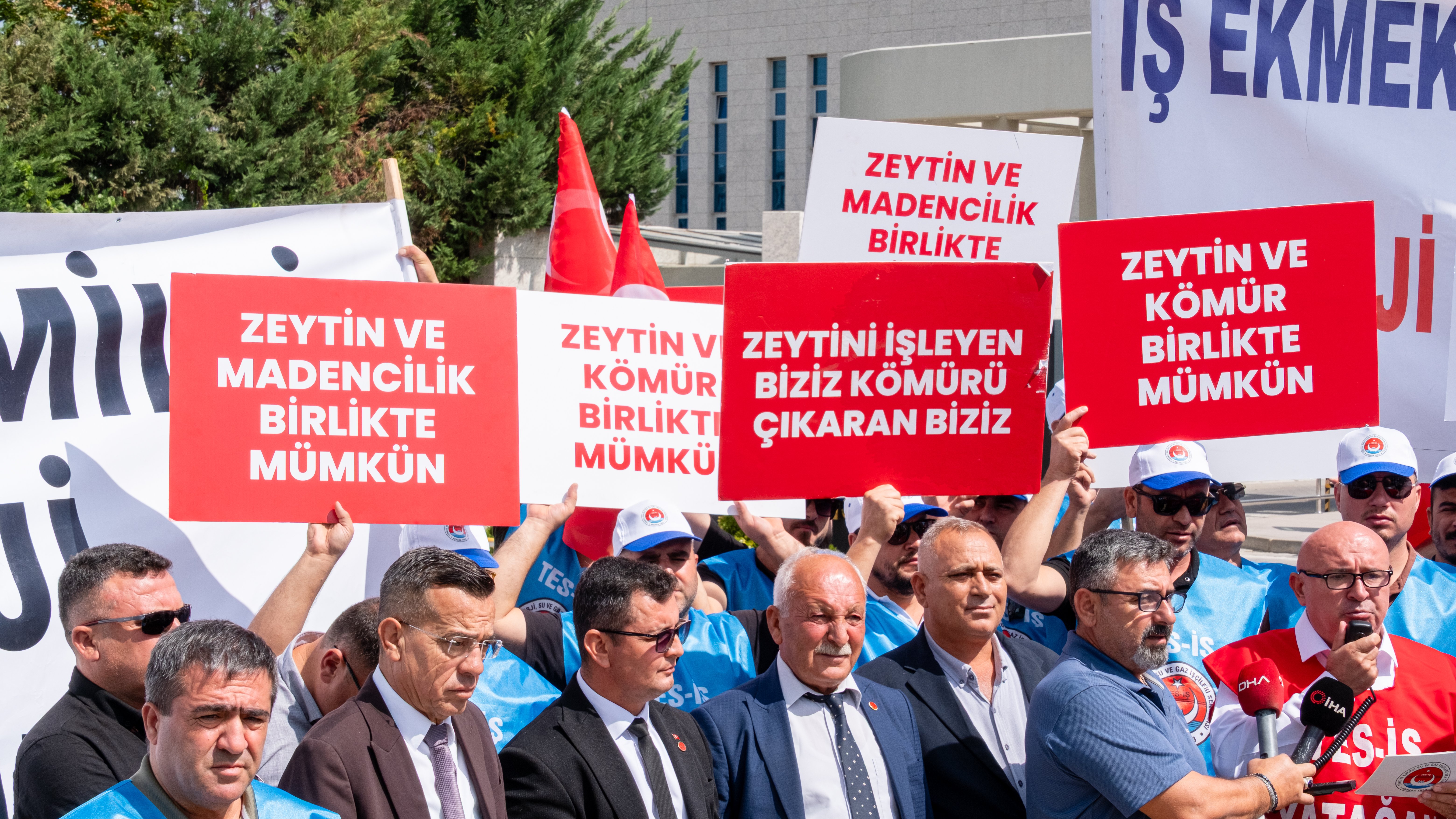 Milas işçileri ve muhtarlar Danıştay önünde kamulaştırma açıklaması yaptı