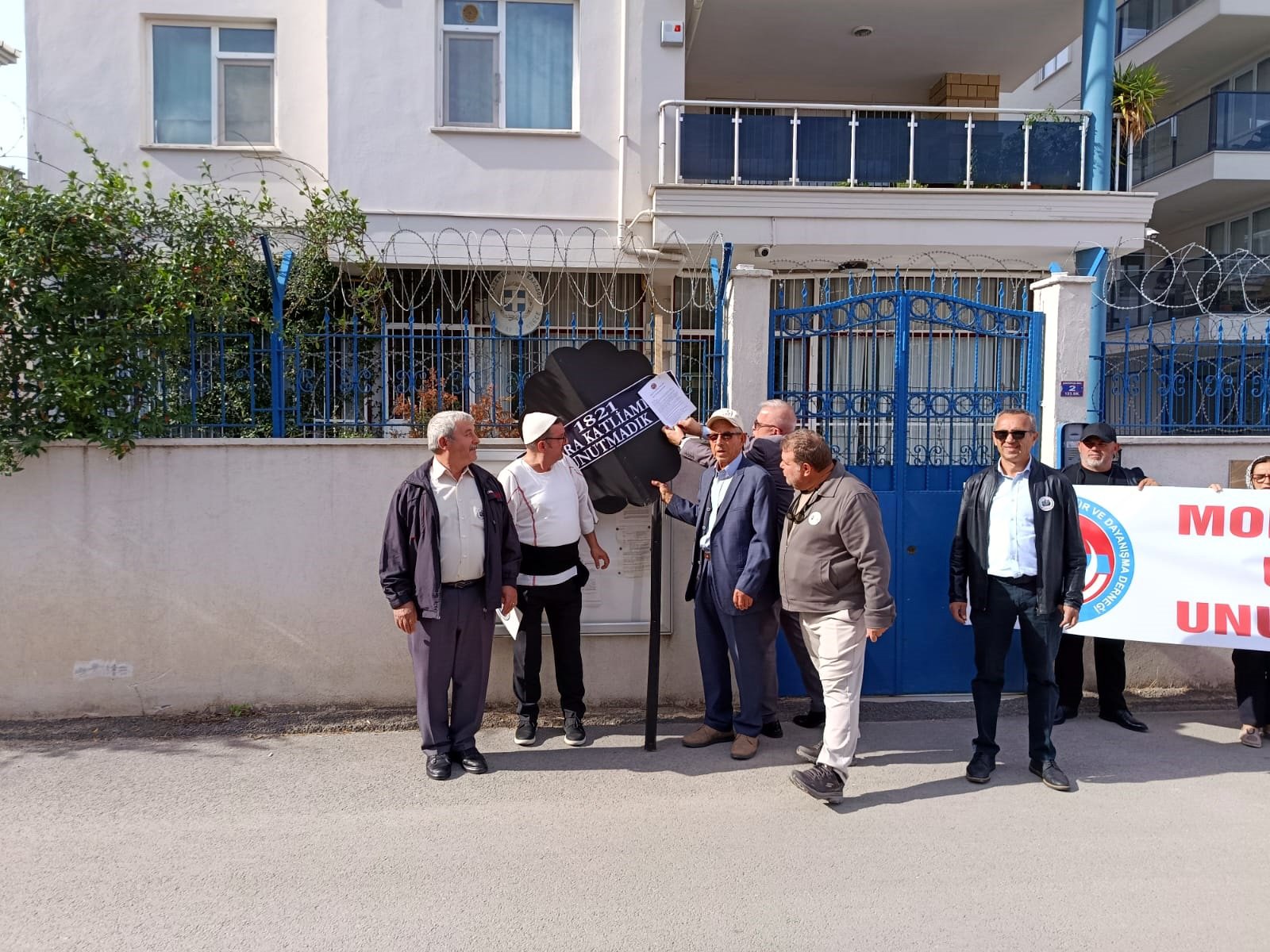 Edirne Balkan Türkleri Federasyonu üyeleri Mora Katliamı anmasında Yunanistan Konsolosluğu önüne siyah çelenk bıraktı