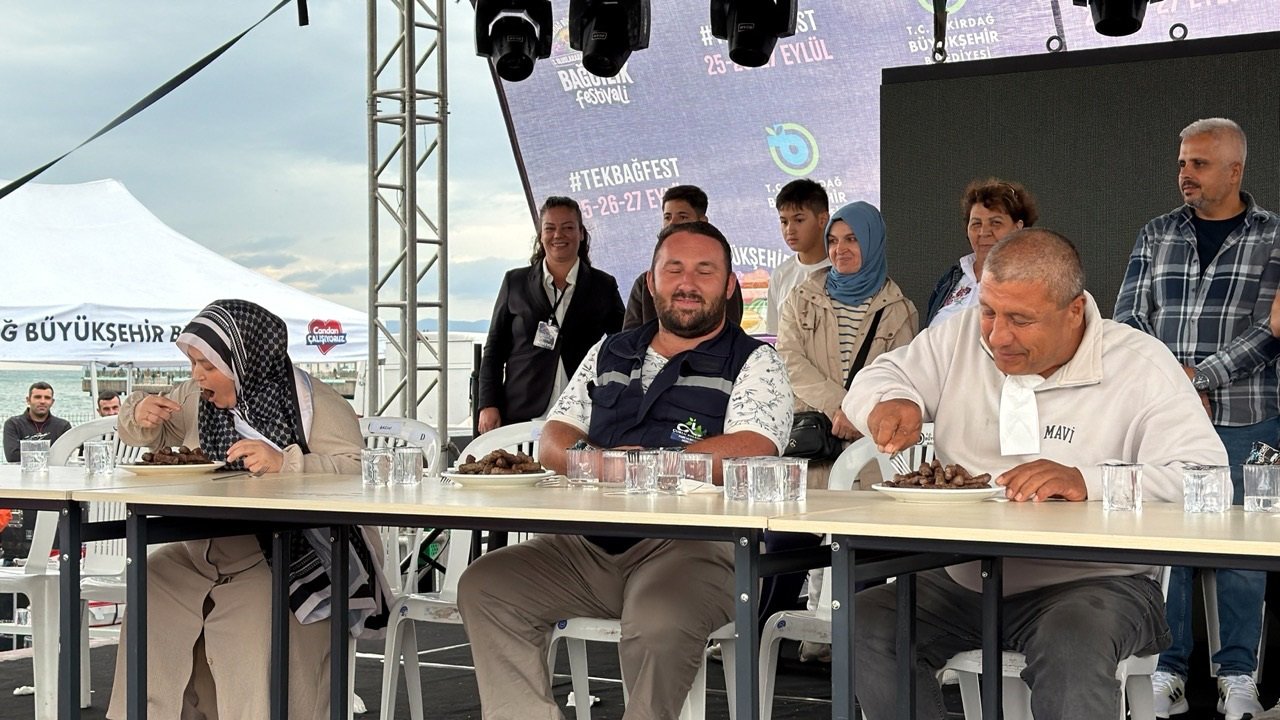 Tekirdağ Büyükşehir Belediye Başkanı Candan Yüceer ödül verdi