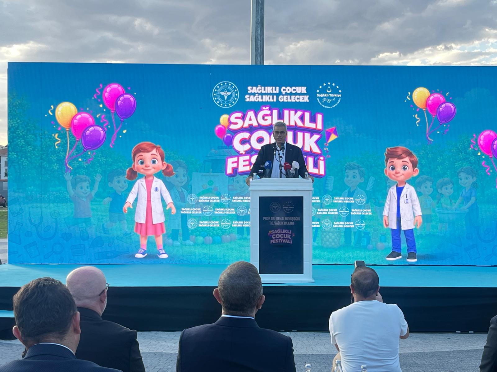 Sağlık Bakanı Kemal Memişoğlu, sağlık çalışanlarıyla bir arada
