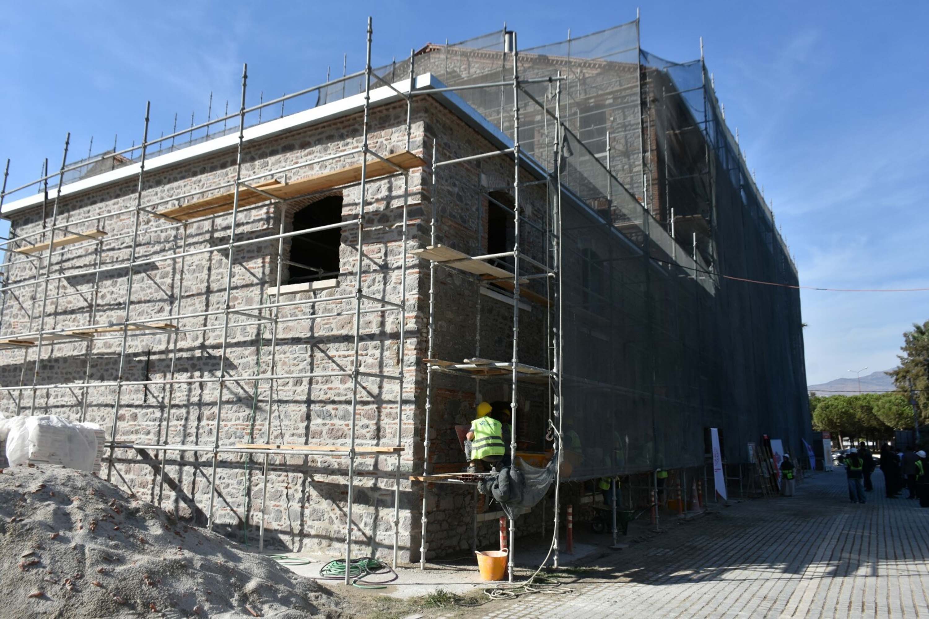 AK Parti heyeti Tarihi Un Fabrikası restorasyon alanında