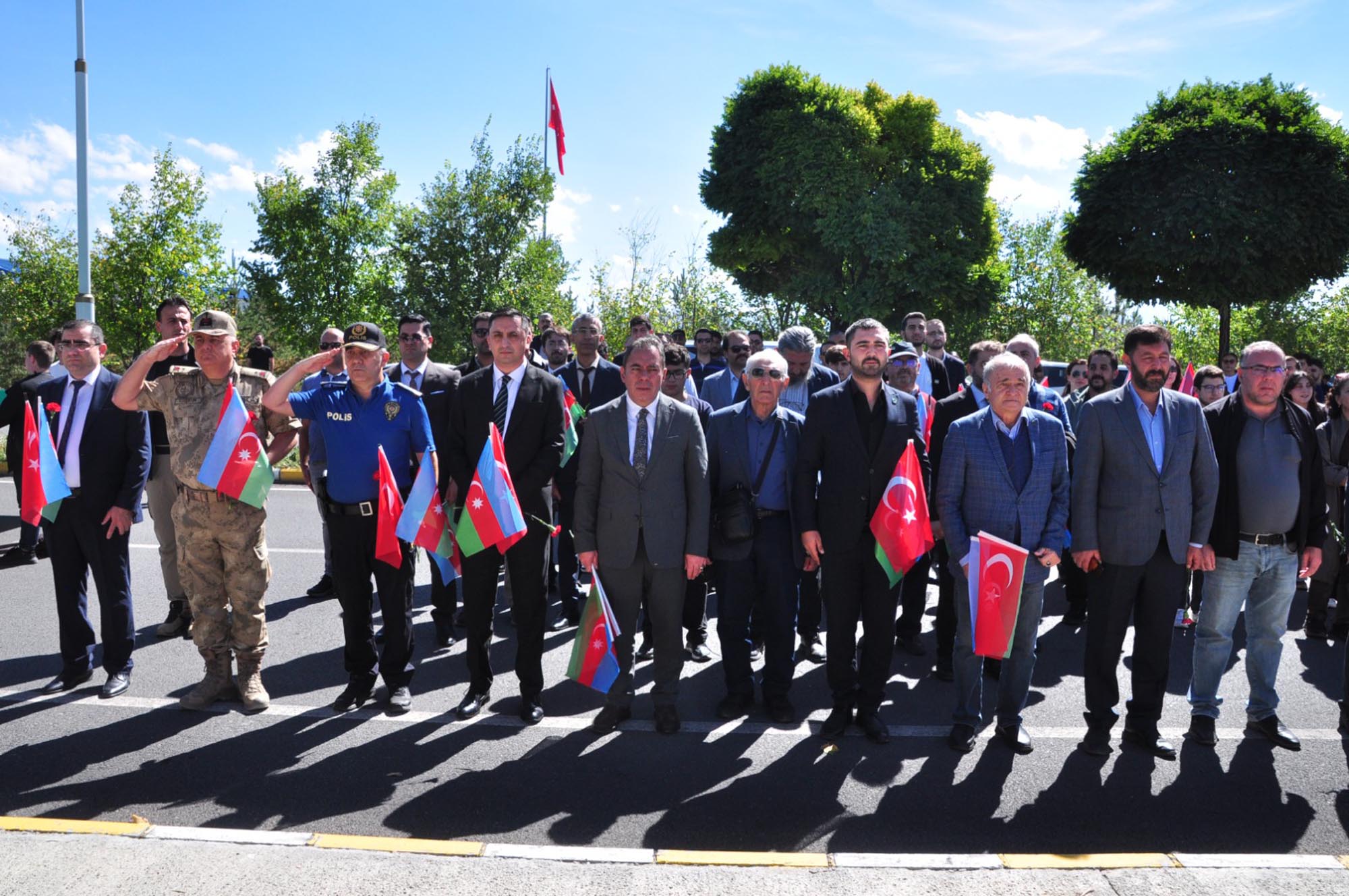 Karabağ şehitleri anma yürüyüşüne katılan kalabalık