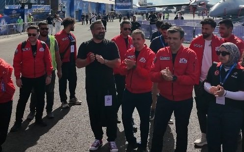 Selçuk Bayraktar türkü eşliğinde halay çekti