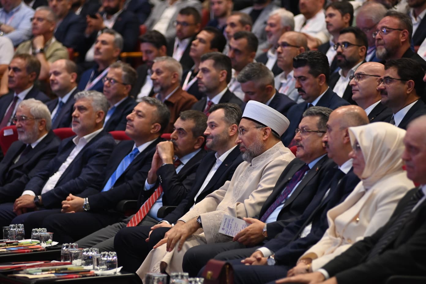 Bakan Tekin kurultayda öğrencilerle
