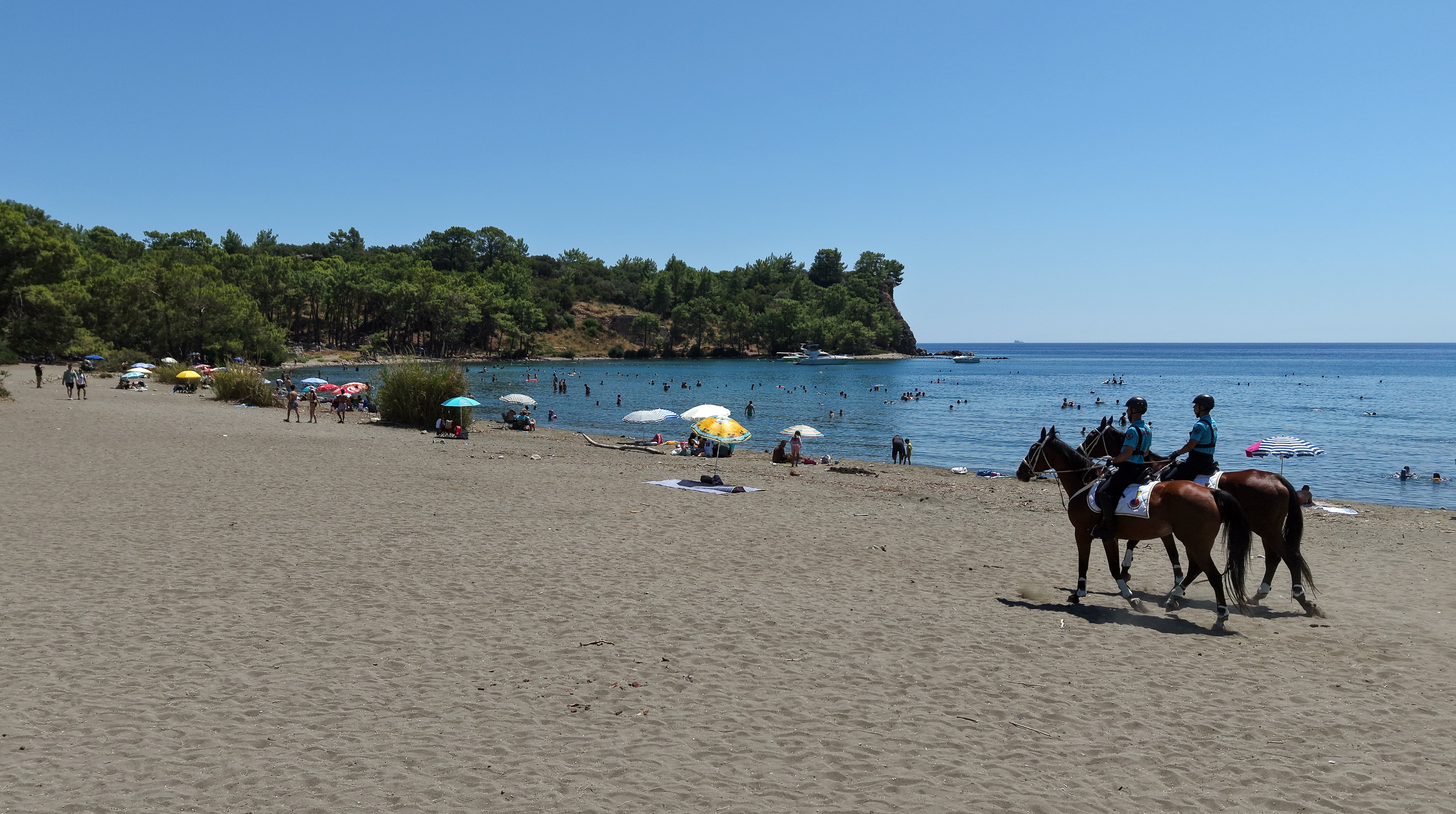 Ziyaretçiler atlı jandarma timiyle fotoğraf çekiliyor