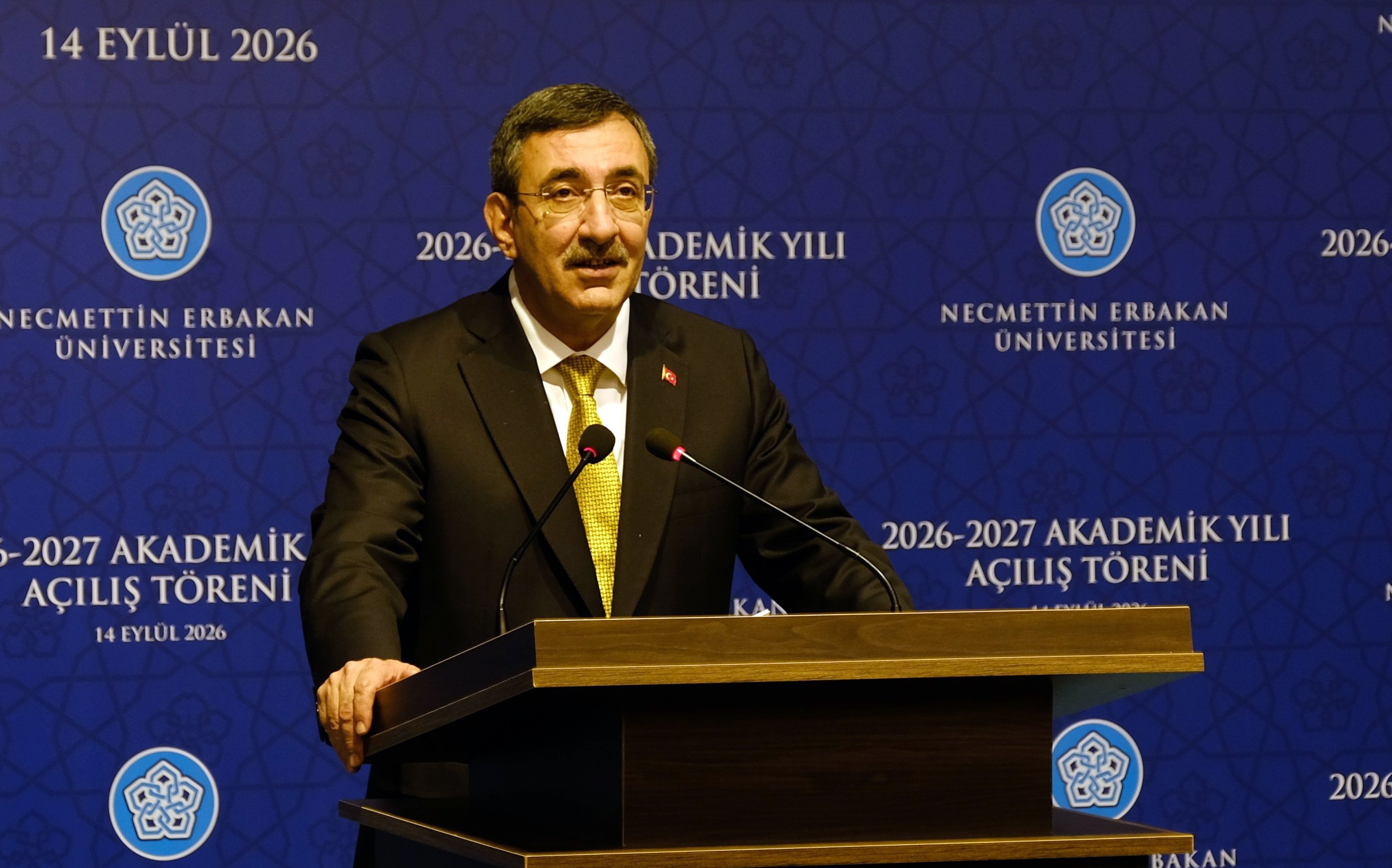 Cevdet Yılmaz konuşma yaparken