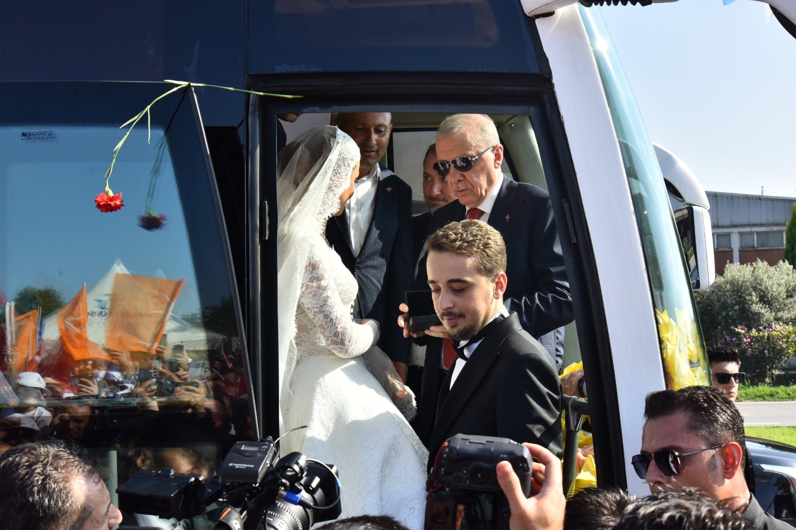 Cumhurbaşkanı Erdoğan, düğün gününde gelin ve damadı karşıladı
