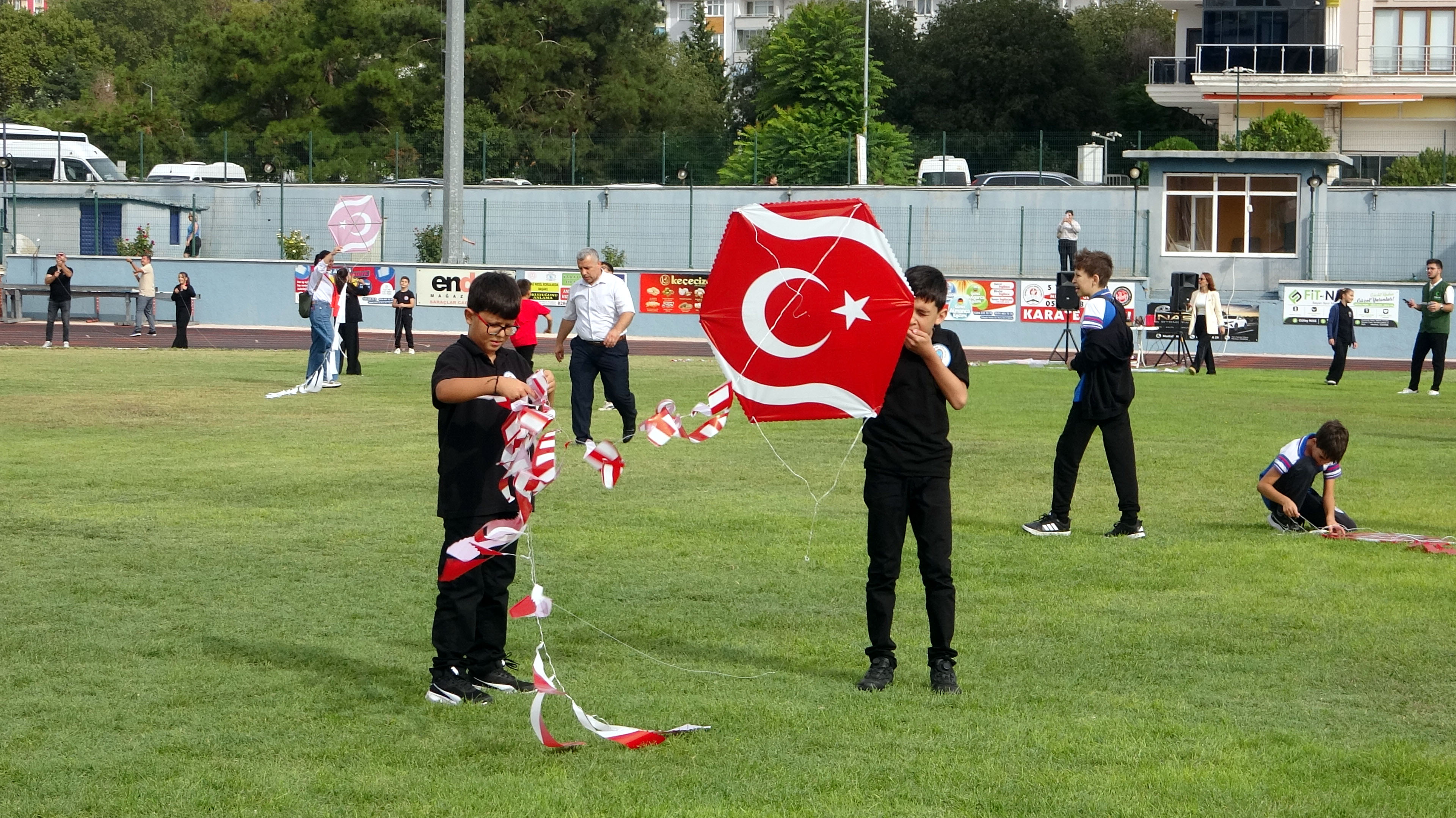 Uçurtmalar Vurulmasın, Gökyüzü Çocuklara Kalsın etkinliğinde çocuklar uçurtma uçurdu