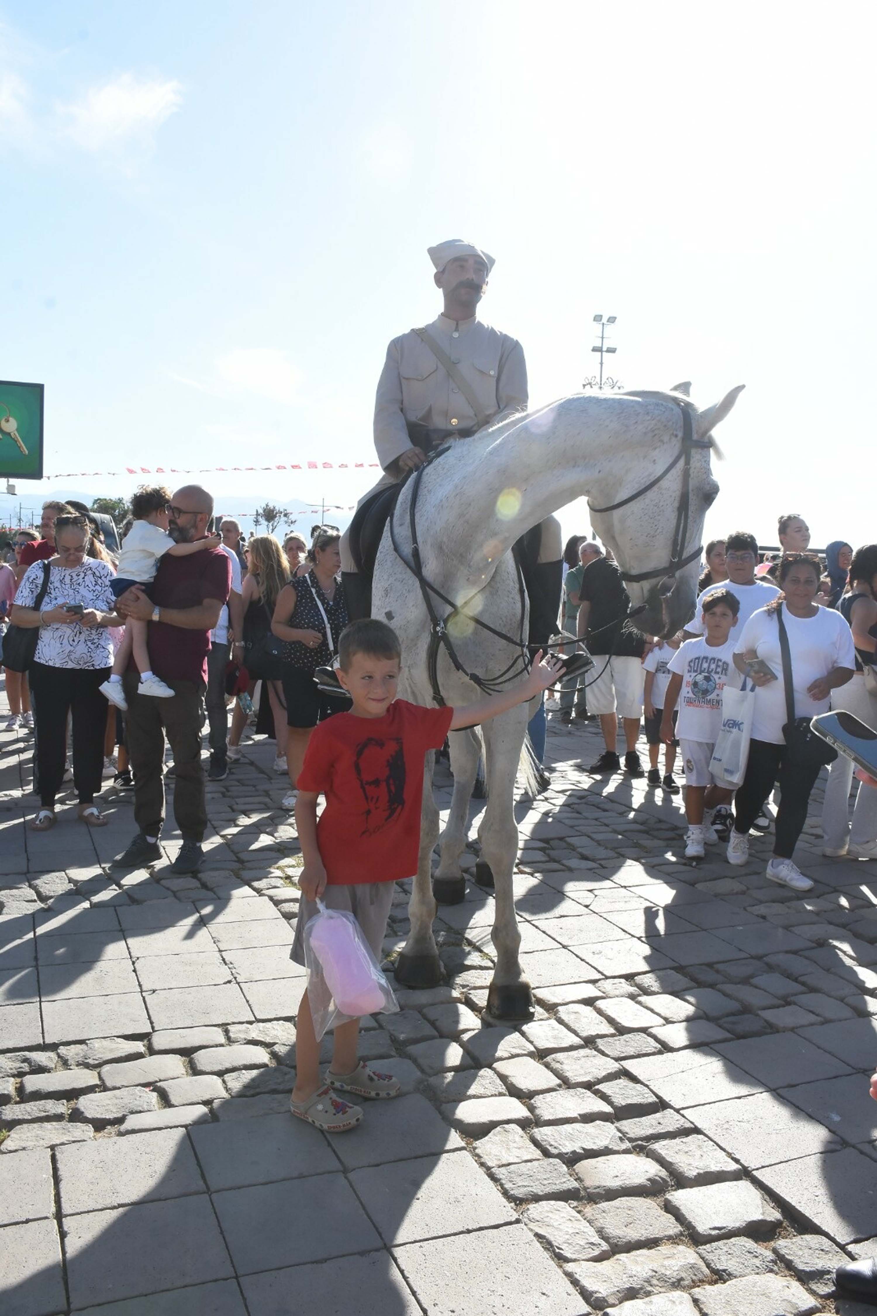SOLOTÜRK İzmir semalarında akrobatik gösteri yapıyor