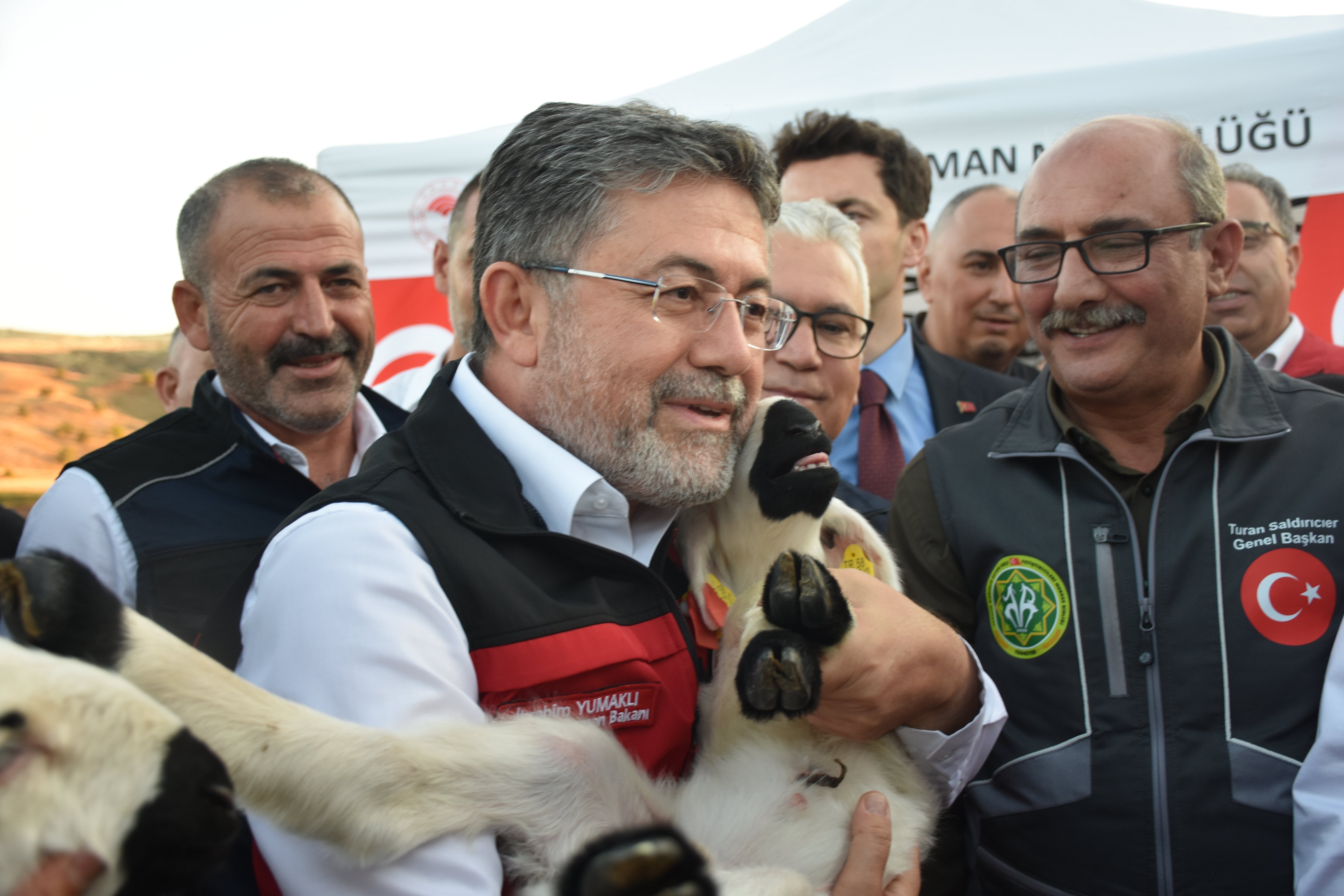 Bakan Yumaklı kuzu ve köpek hediye edildi