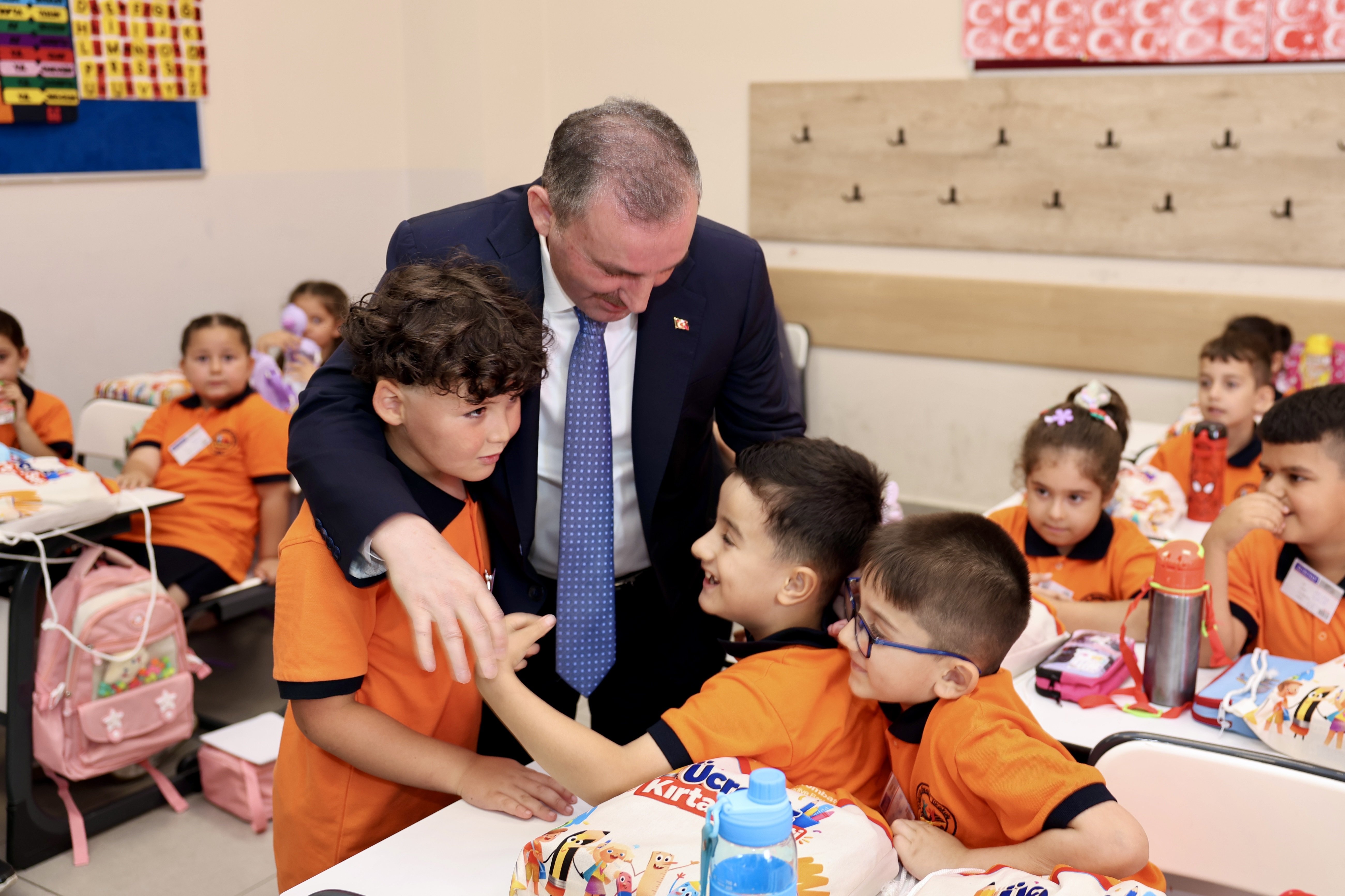 Sultanbeyli Belediyesi kırtasiye seti dağıtımı