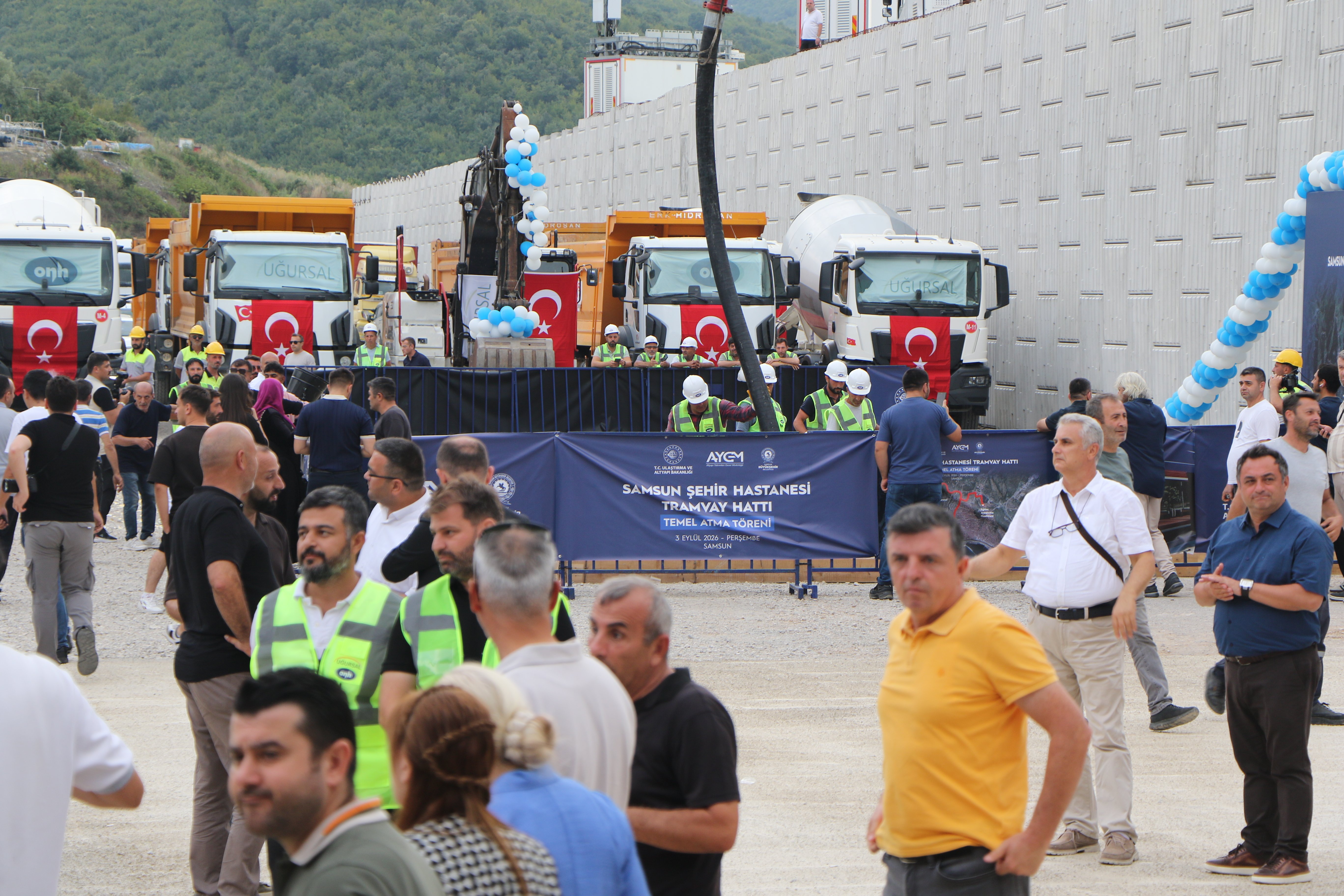 Bakan Uraloğlu yetkililerden brifing alıyor