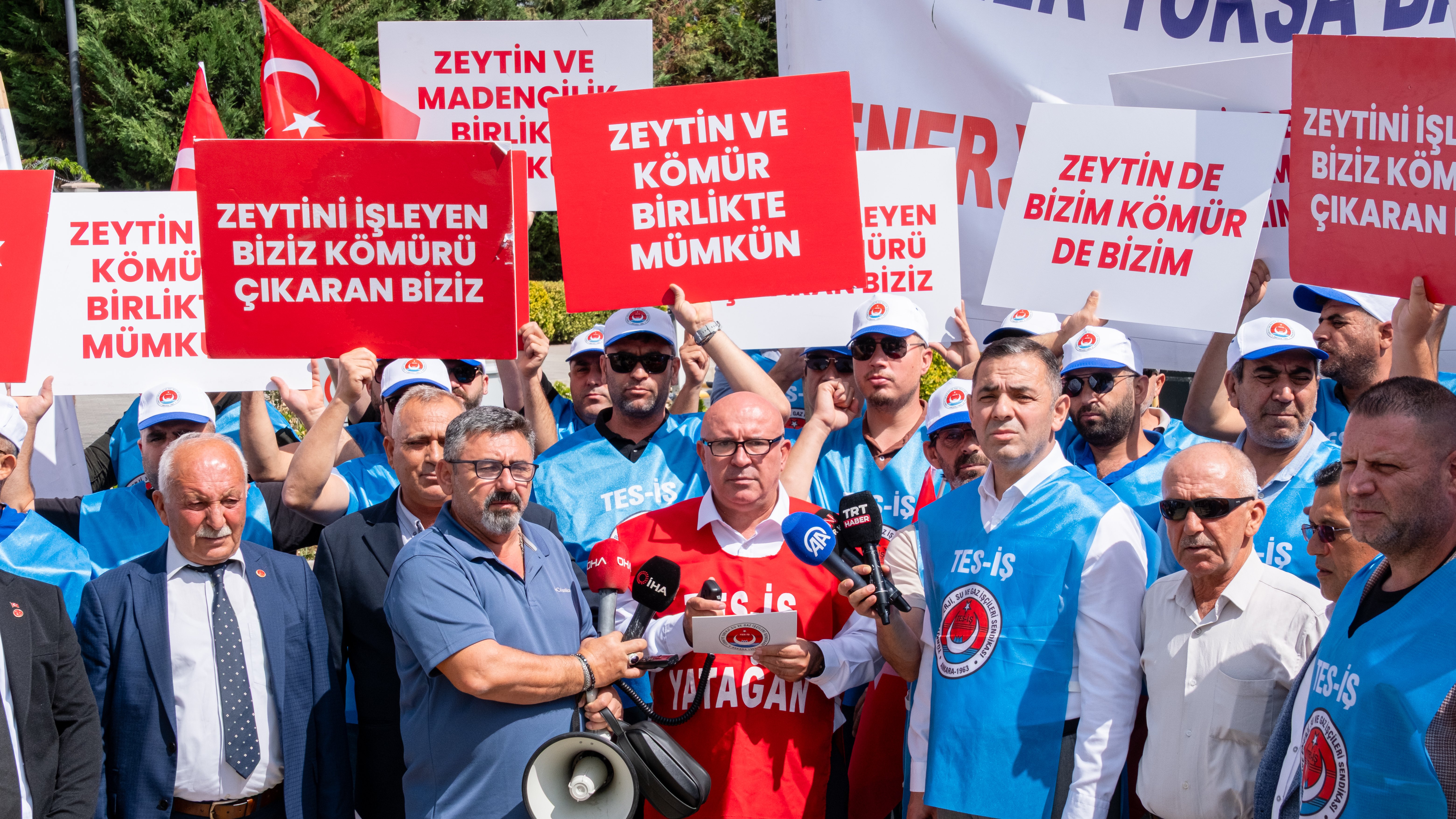 Milaslı muhtarlar ve işçiler Danıştay önünde basın açıklaması yaptı