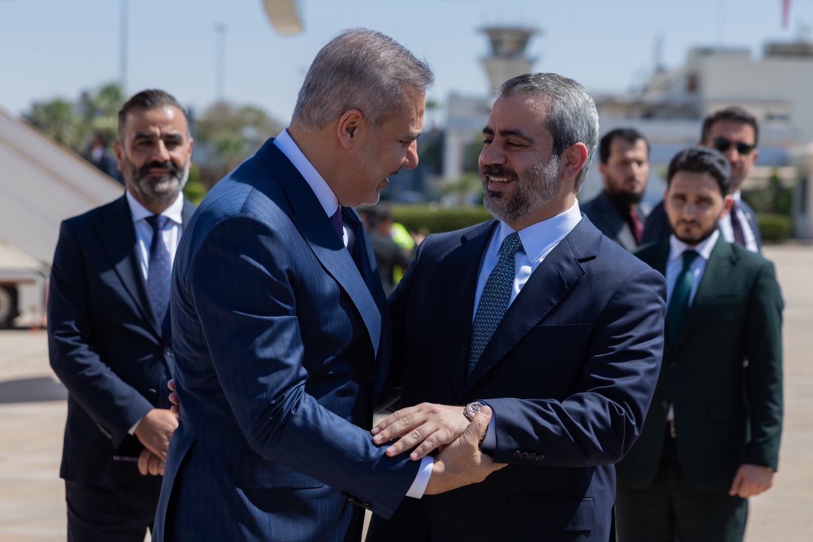 Fidan ve Şeybani tokalaşması