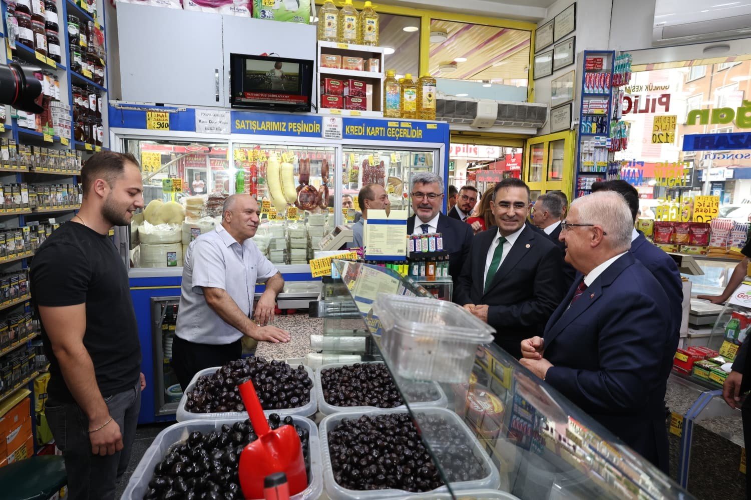 Milli Savunma Bakanı Yaşar Güler askeri birlikleri denetledi