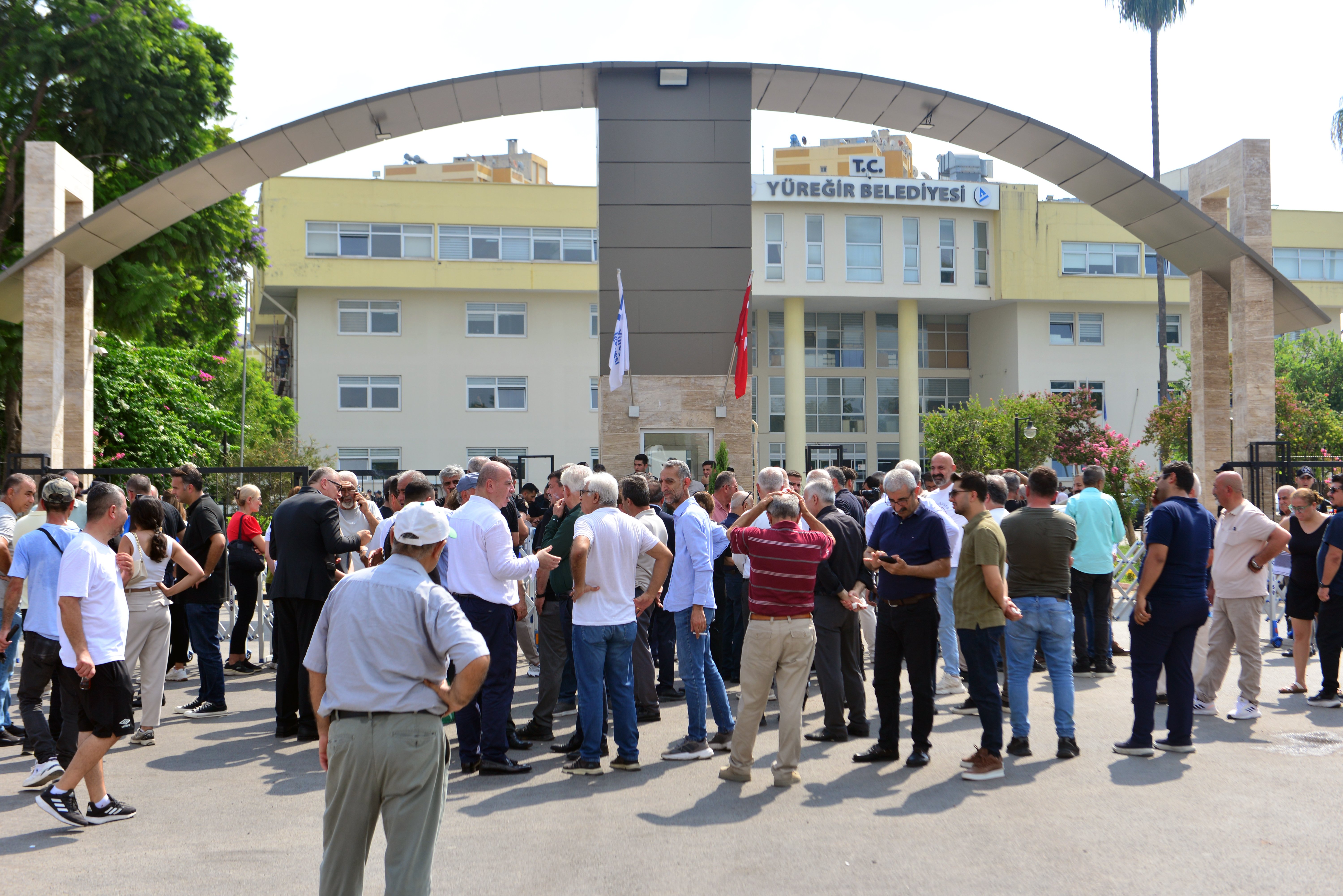 Yüreğir Belediye Binası Önünde Açıklama
