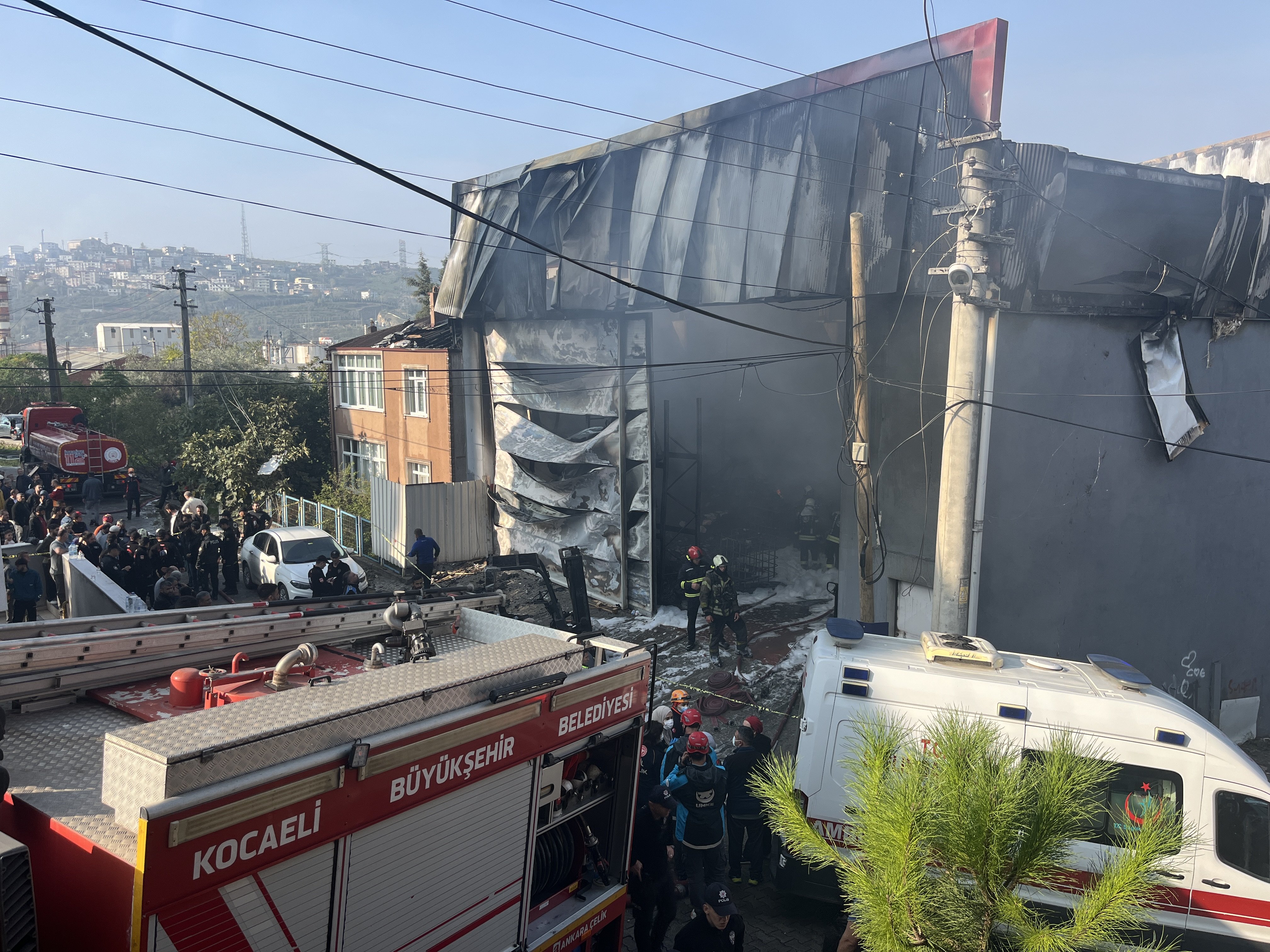Fabrika yangınında hayatını kaybedenlerin yakınları