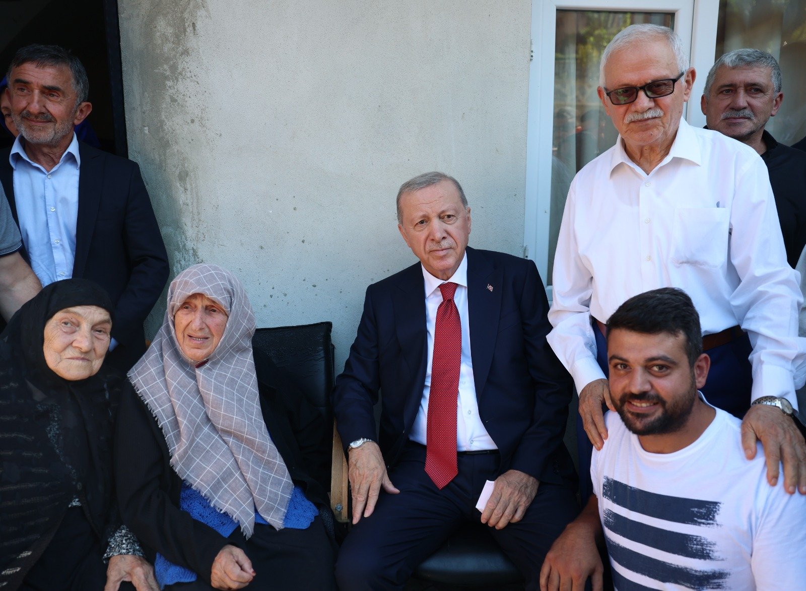 Cumhurbaşkanı Erdoğan komşularıyla sohbet etti