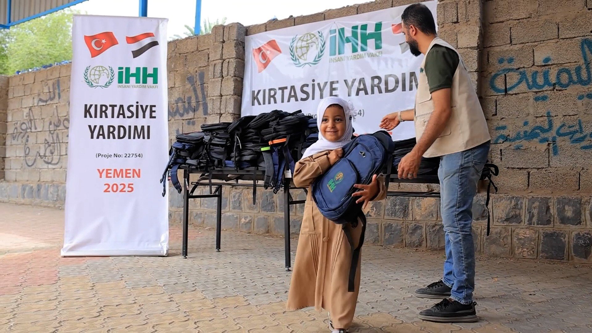 İHH kırtasiye seti dağıtımı yapıldı