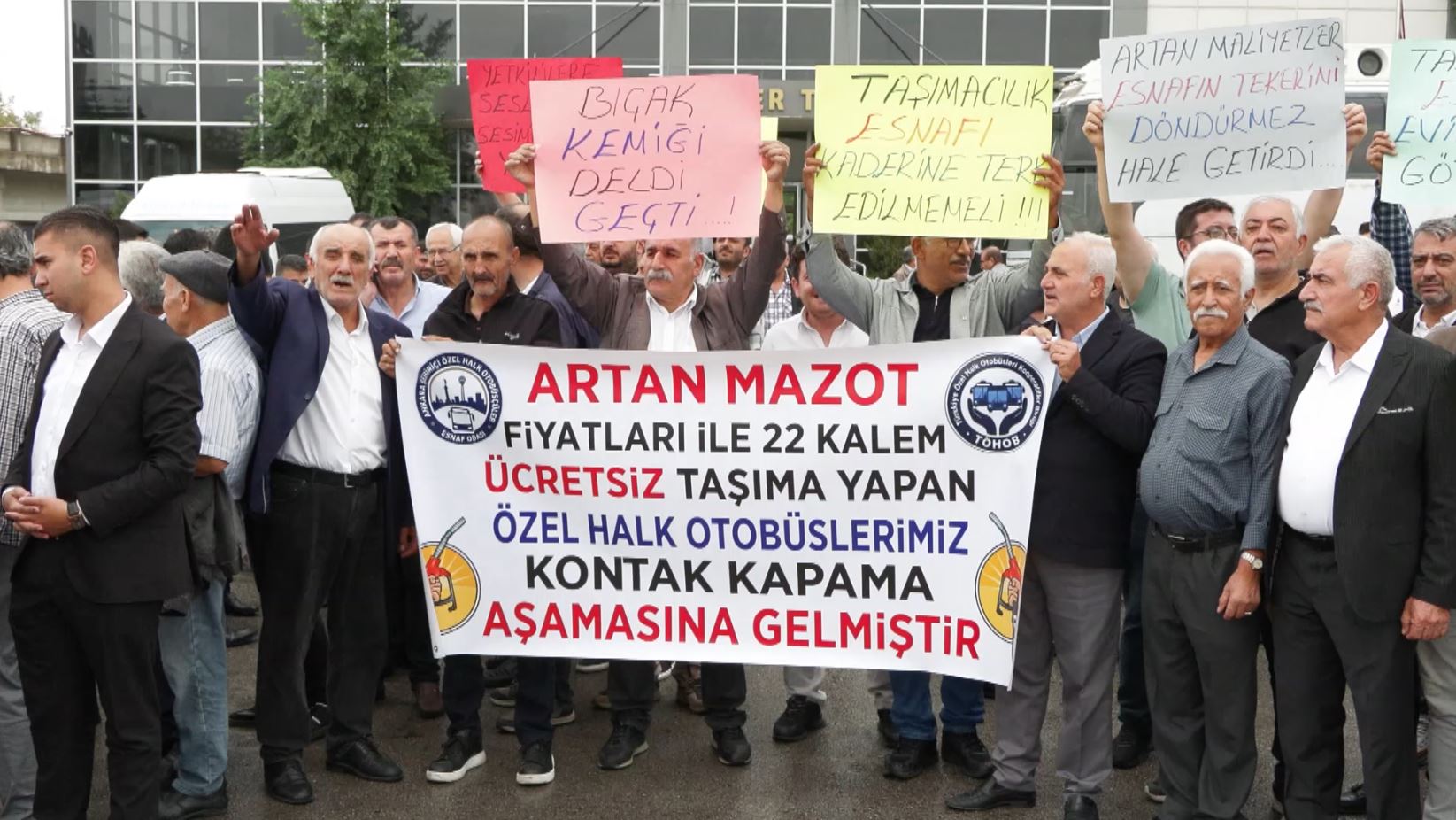 Özel halk otobüsü esnafı akaryakıt vergi indirimi ve ücretsiz taşıma düzenlemesi talebiyle eylemde