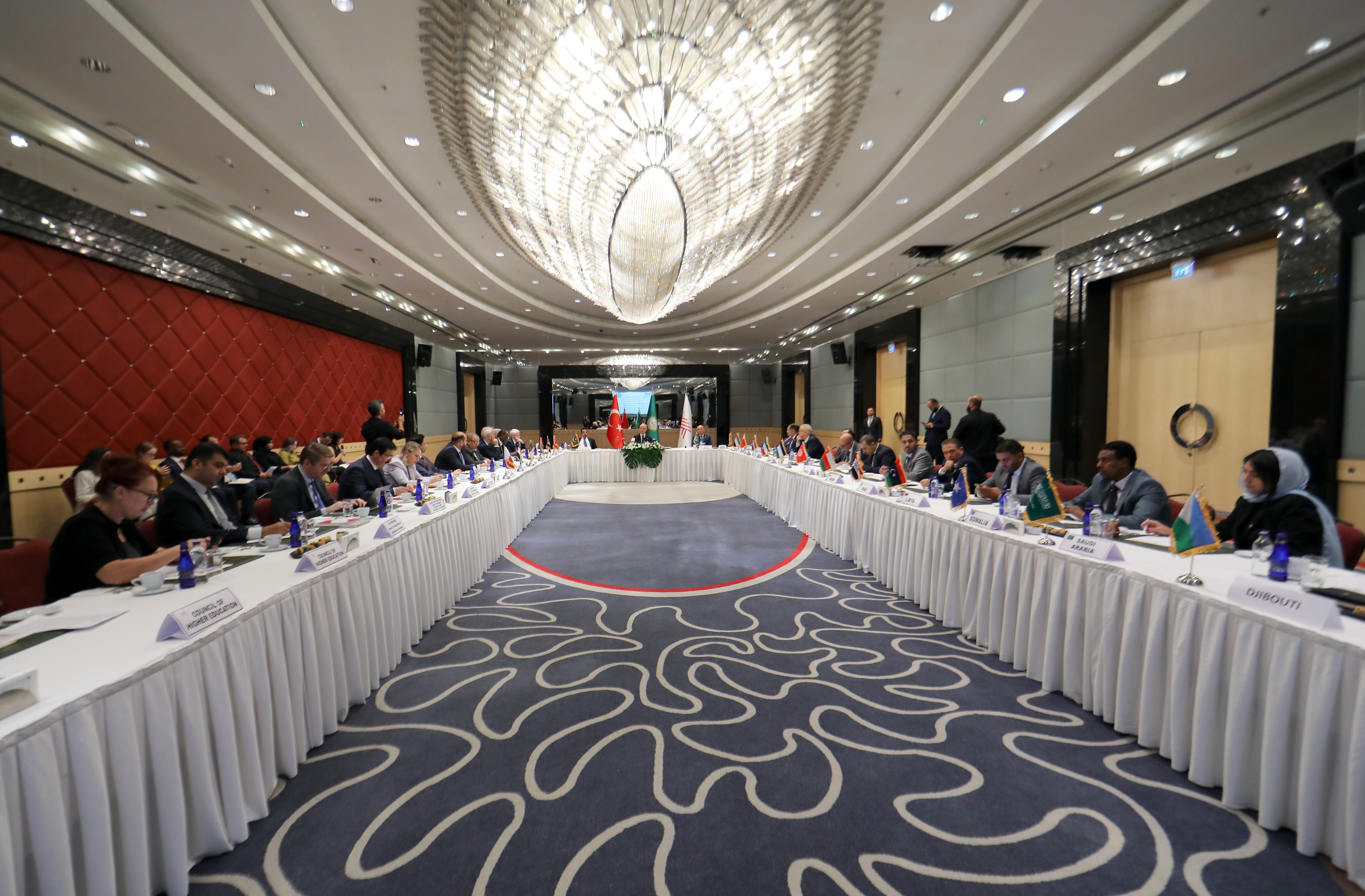 YÖK Başkanı Erol Özvar konuşma yapıyor