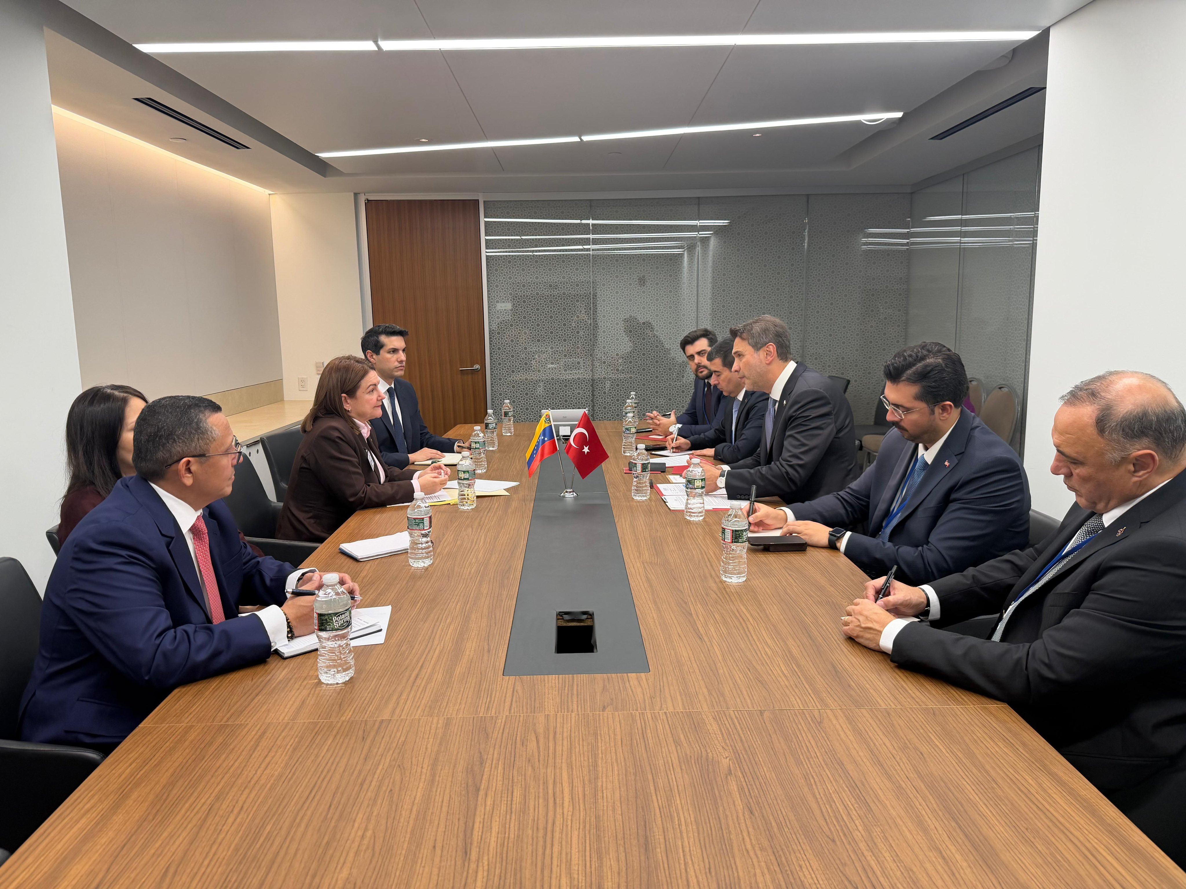 Bakan Alparslan Bayraktar Venezuela Hidrokarbonlar Bakanı ile görüşüyor