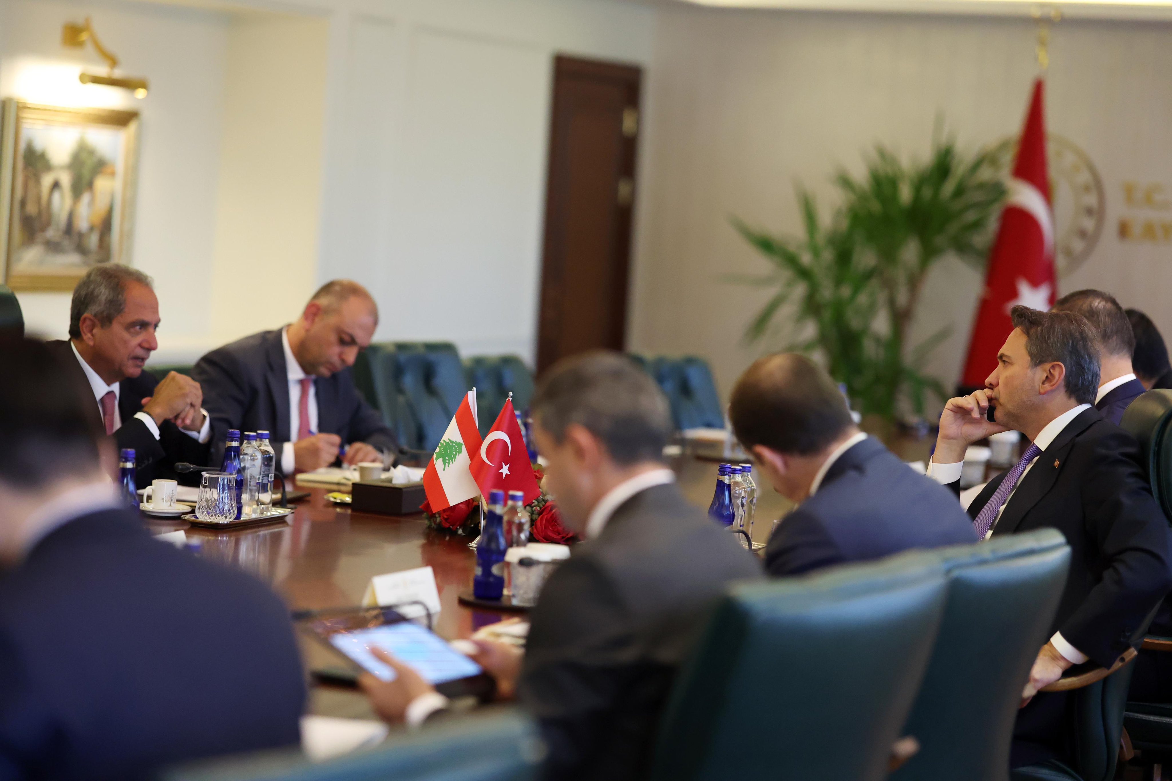 Enerji ve Tabii Kaynaklar Bakanı Alparslan Bayraktar Lübnanlı mevkidaşı ile görüşme masasında