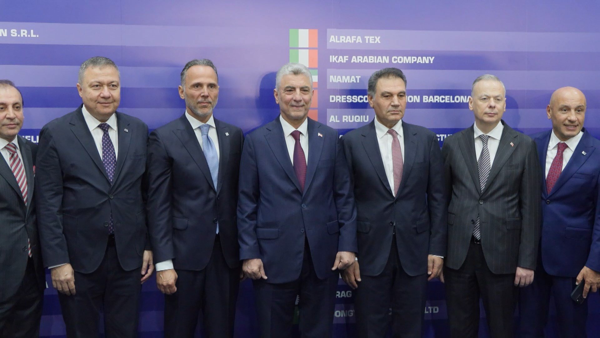 Bakan Bolat ve beraberindekiler TEXHIBITION fuarında incelemelerde bulundu