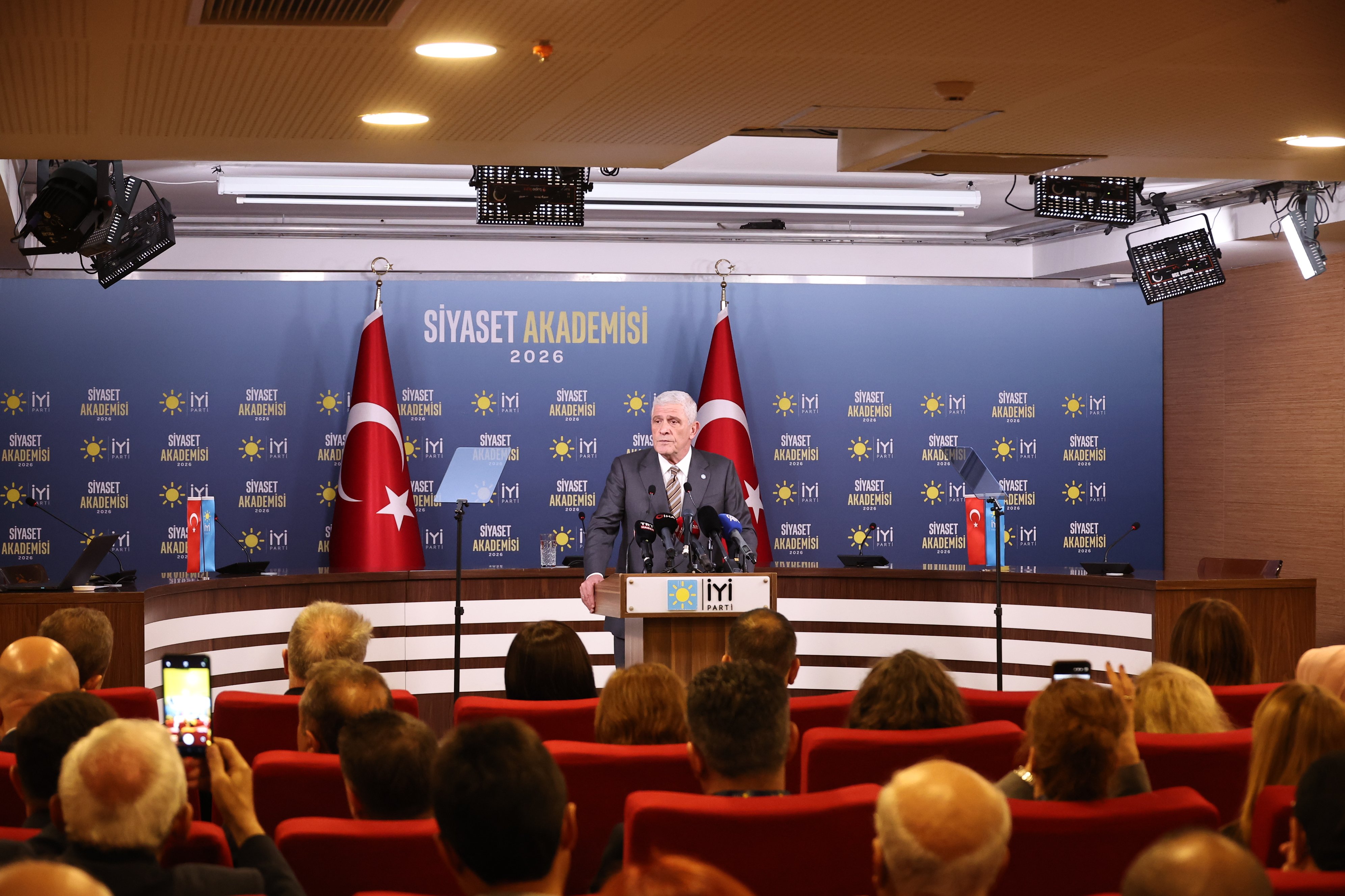 İYİ Parti Genel Başkanı Müsavat Dervişoğlu, Siyaset Akademisi programında konuştu.