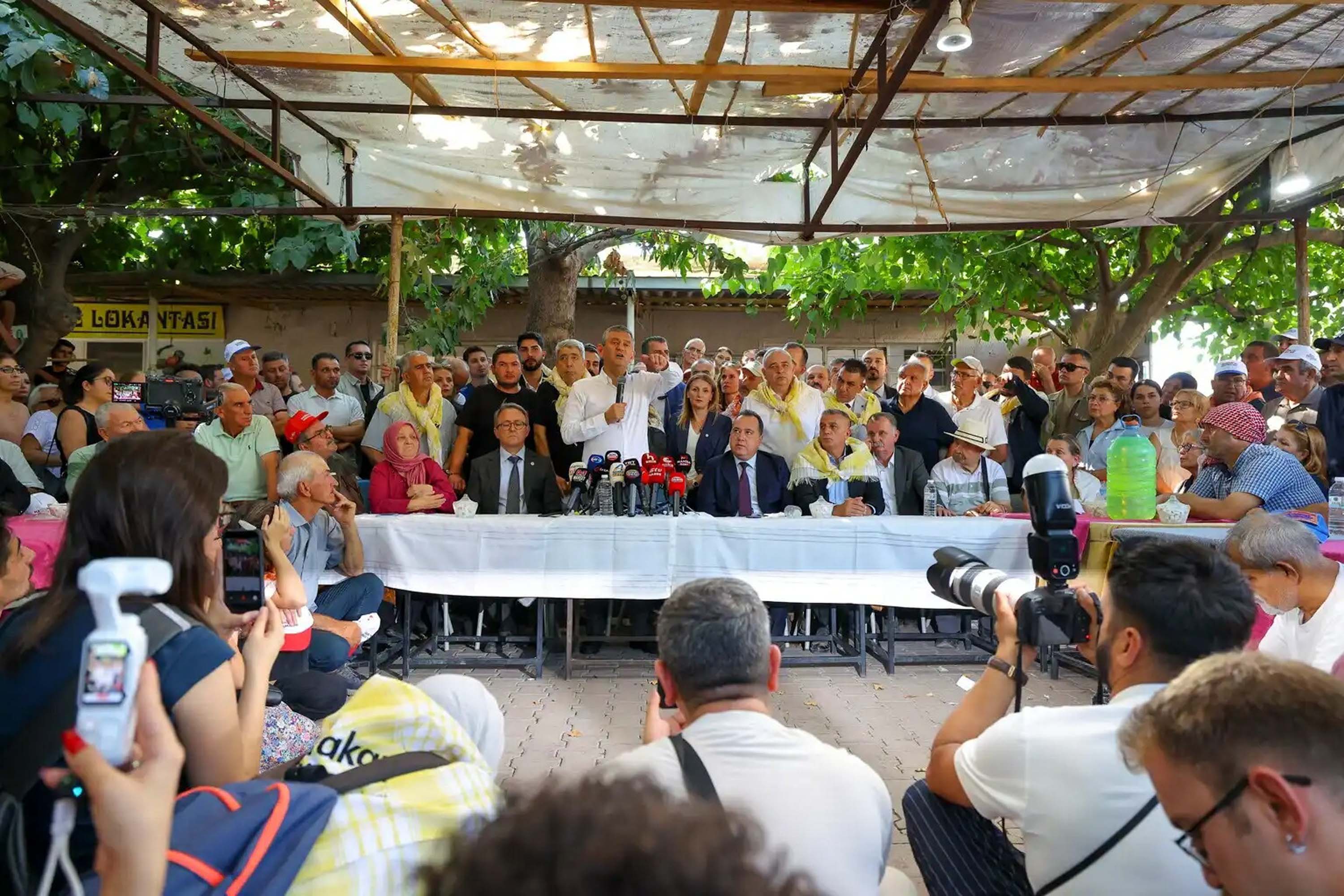Özgür Özel üzüm bağı