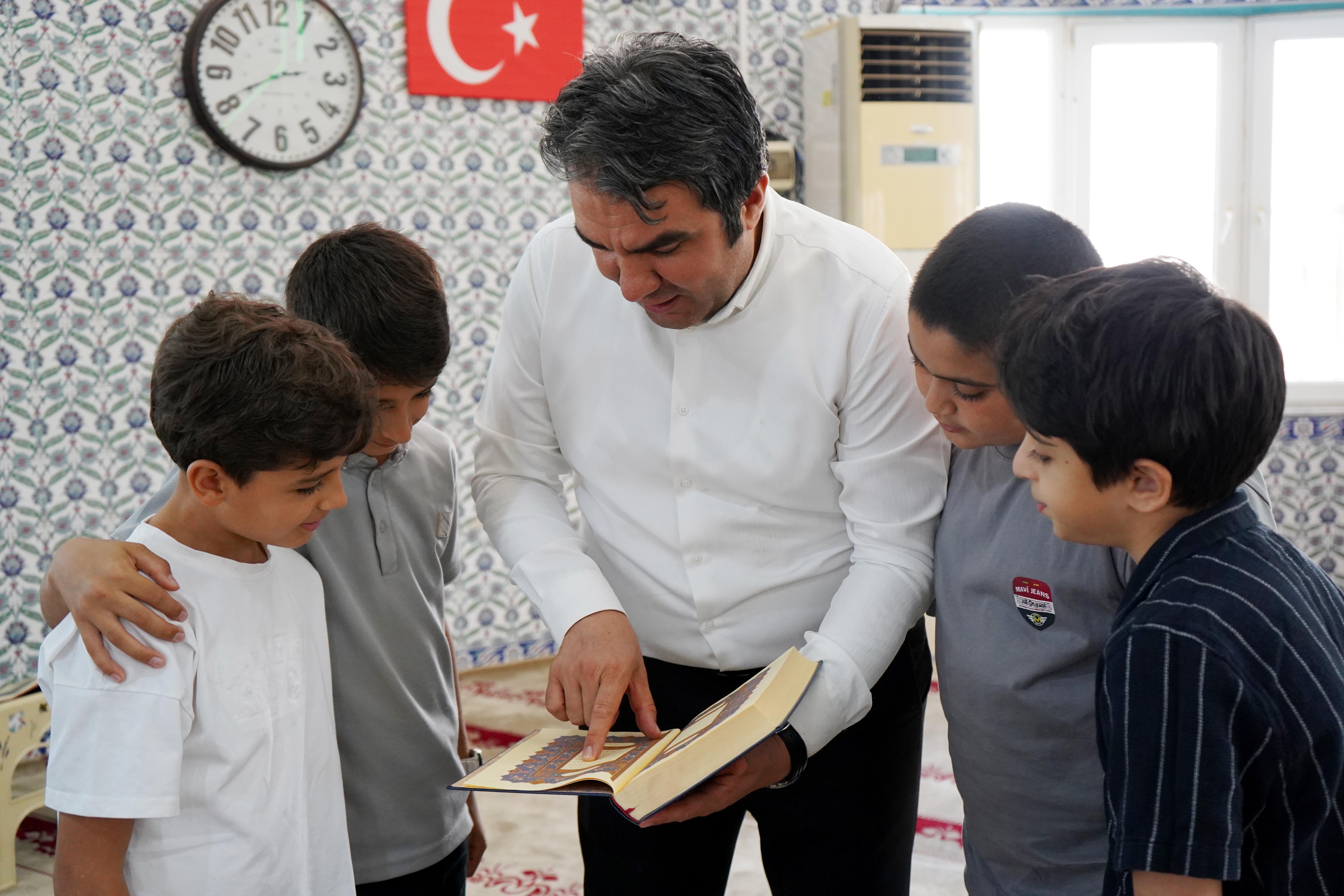 Gökhan Çoban gençlerle sohbet ediyor