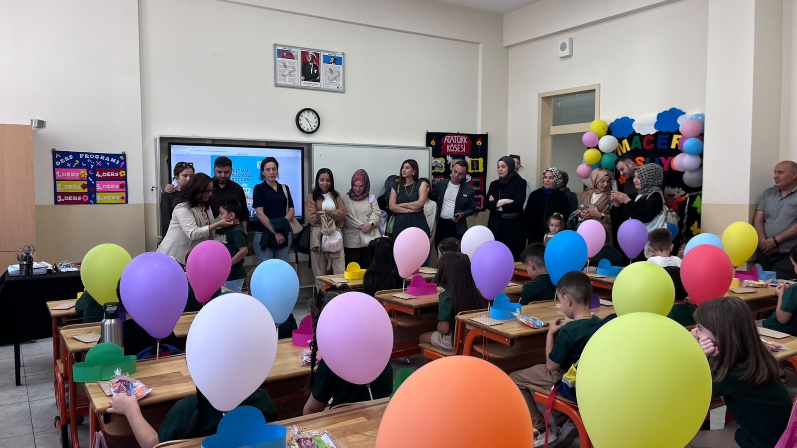 Uyum eğitimi başladı, sınıflar balonlarla süslendi