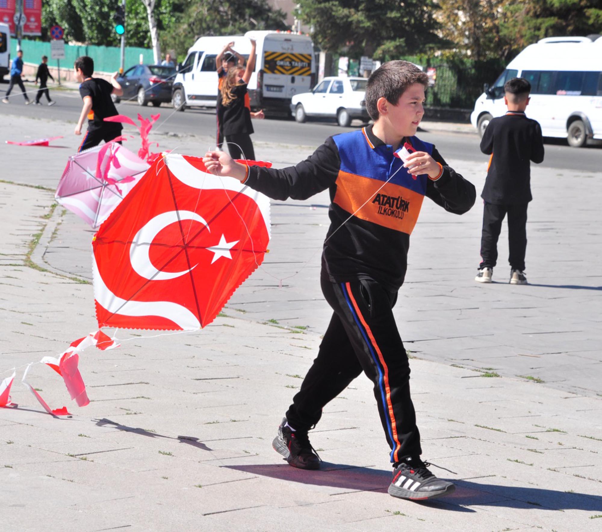 Öğrenciler uçurtma uçururken