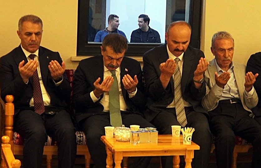 Bakan Şimşek, yeğeninin taziyesine katıldı