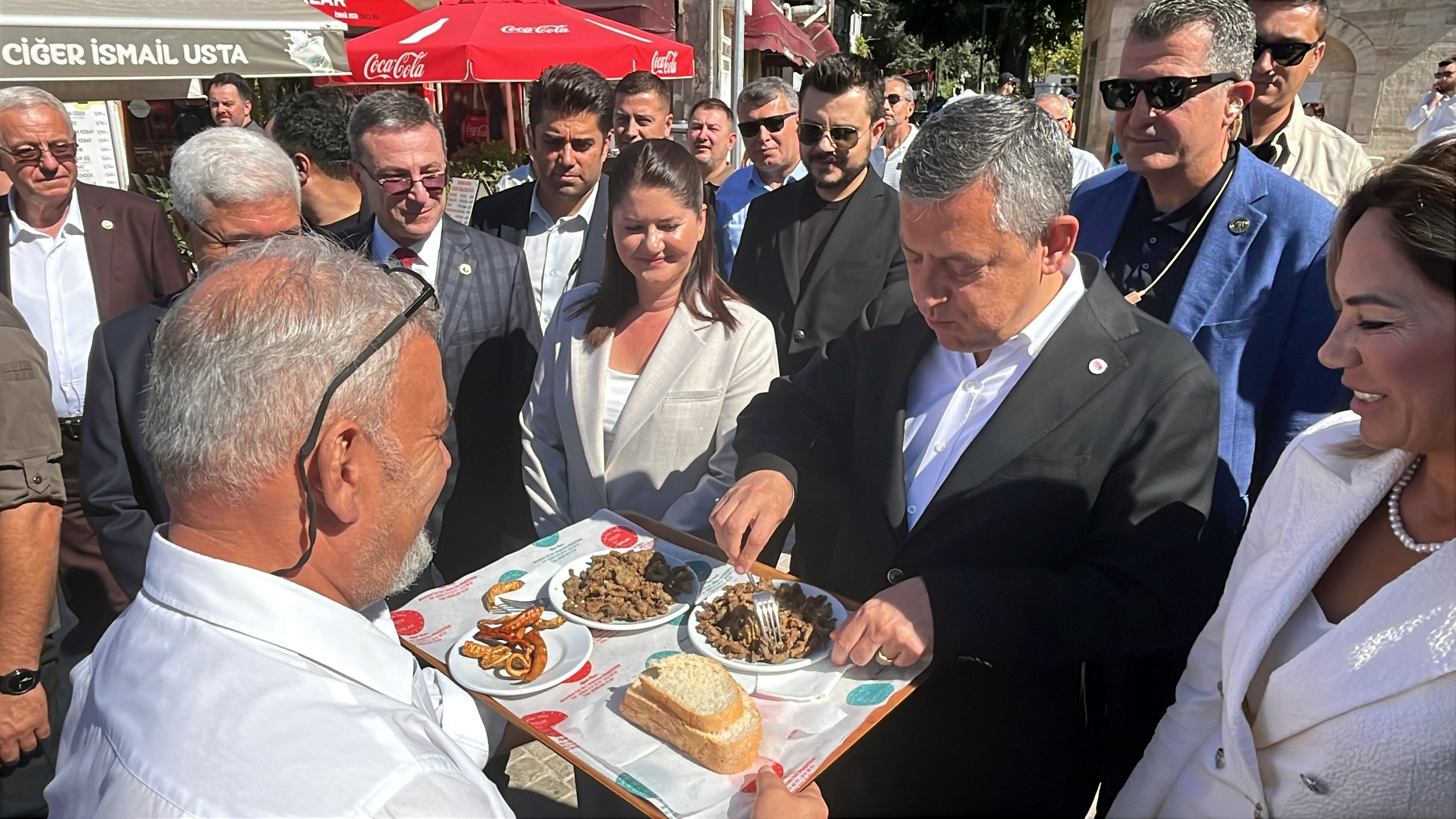 Özgür Özel pazar yerinde esnafla buluştu