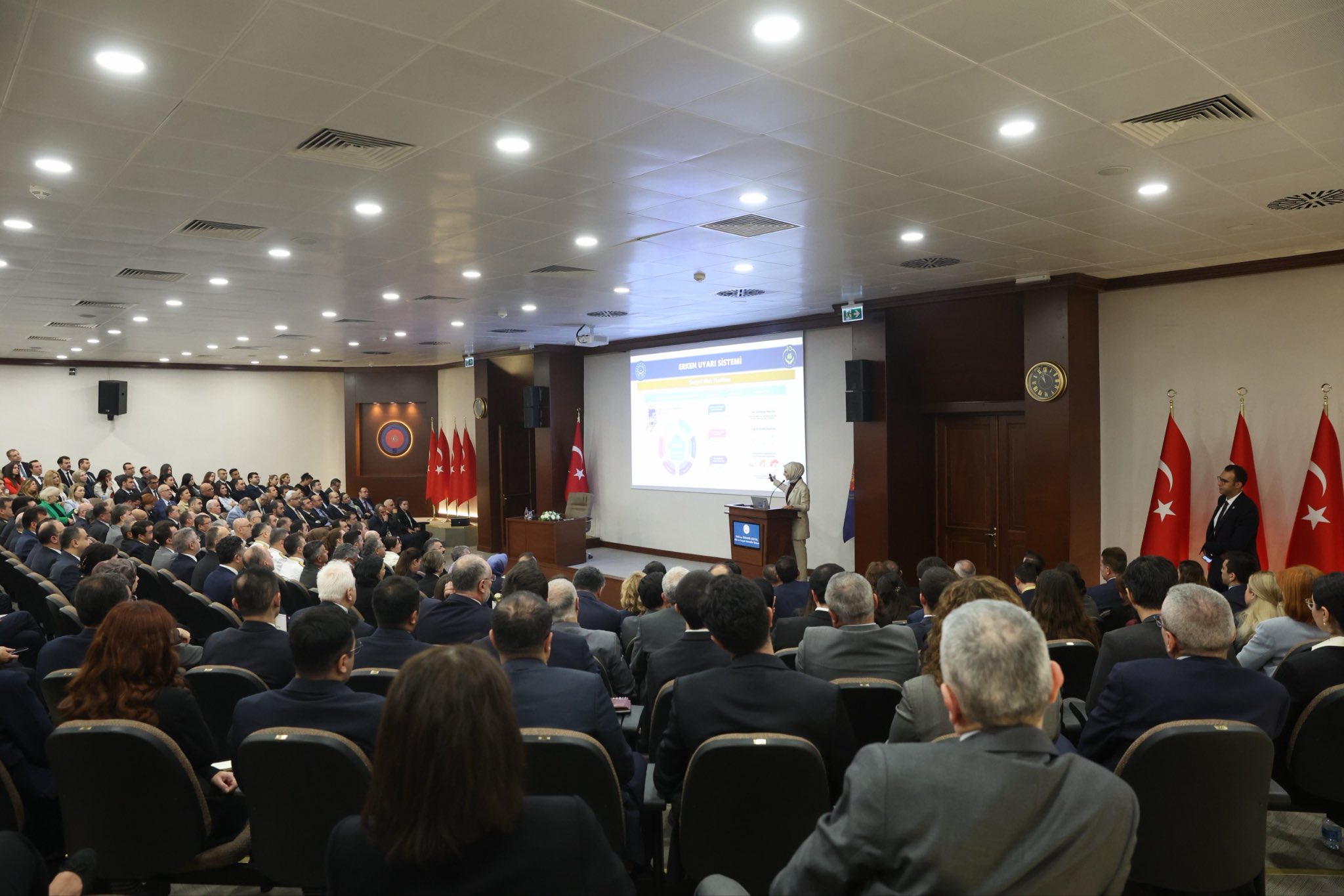 Aile ve Sosyal Hizmetler Bakanı Mahinur Özdemir Göktaş, Milli Güvenlik Konferansları kapsamında sunum yaptı