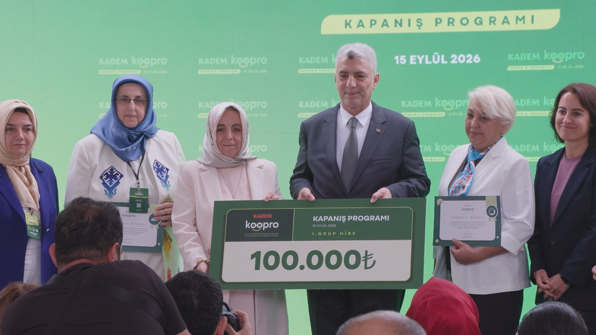KooPro kapanış töreninde hibe çeki takdim edilen kadın kooperatifleri temsilcileri
