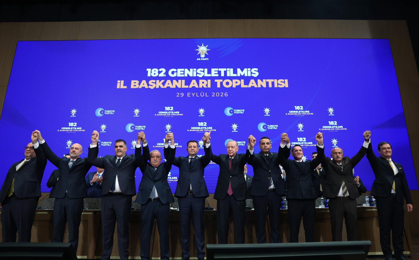 Cumhurbaşkanı Erdoğan toplantıda rozet takdim etti