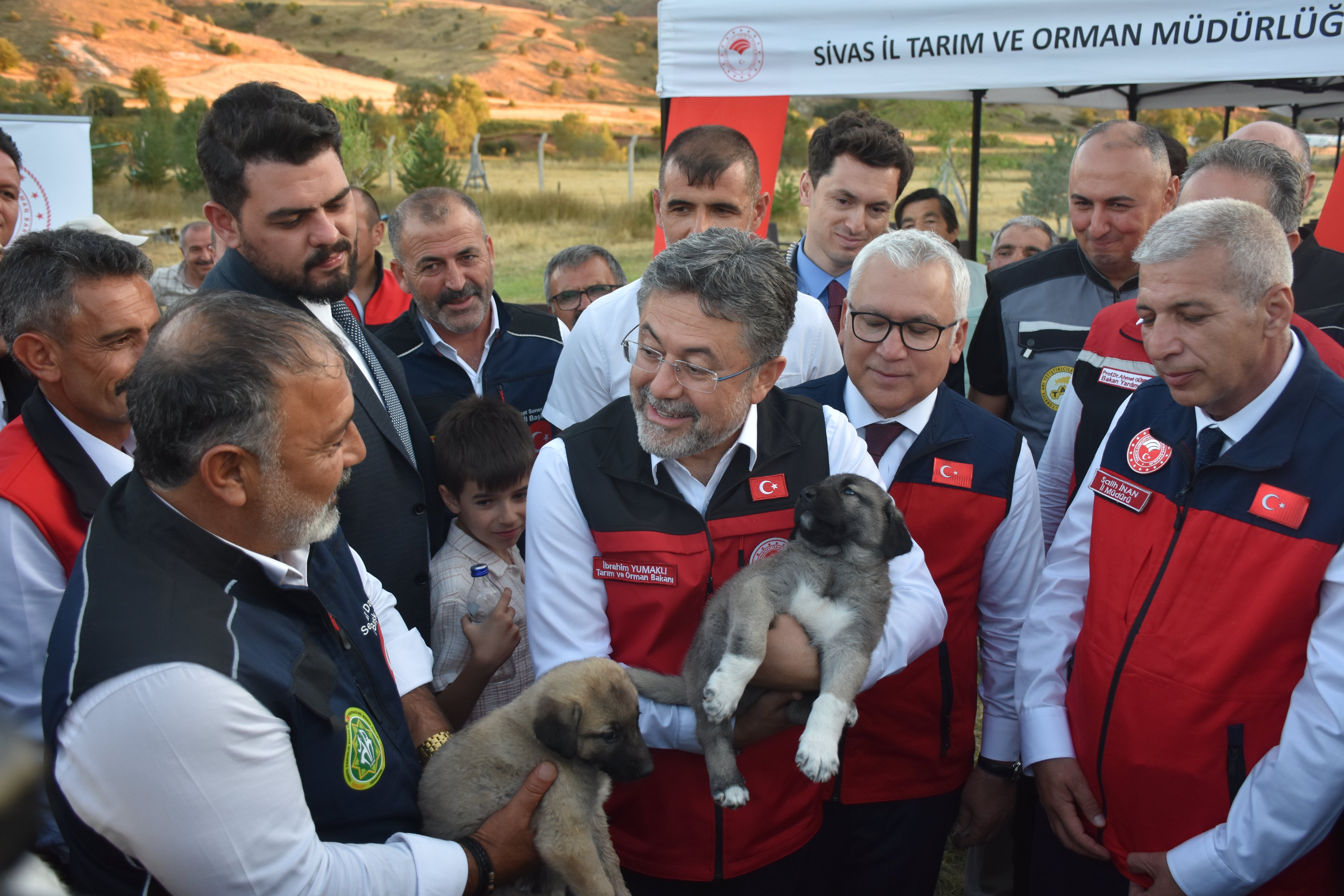 Bakan Yumaklı bal sağım programı sonrasında