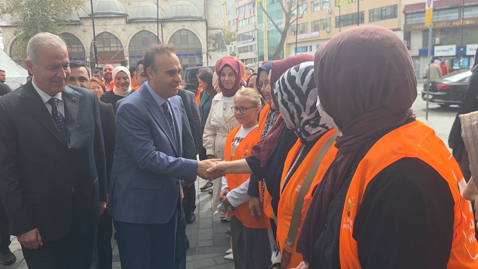 Bakan Kacır Gaziosmanpaşa ziyaretinde gençlerle buluştu