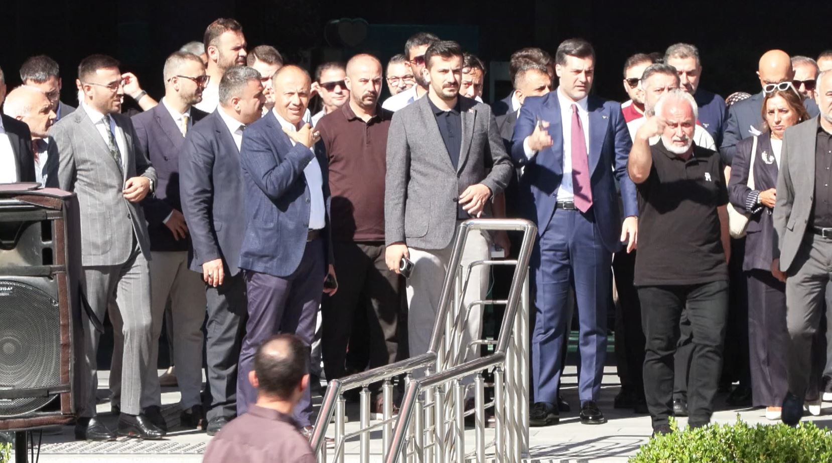 AK Parti Üsküdar İlçe Başkanı Taha Sarıcaoğlu açıklama yapıyor